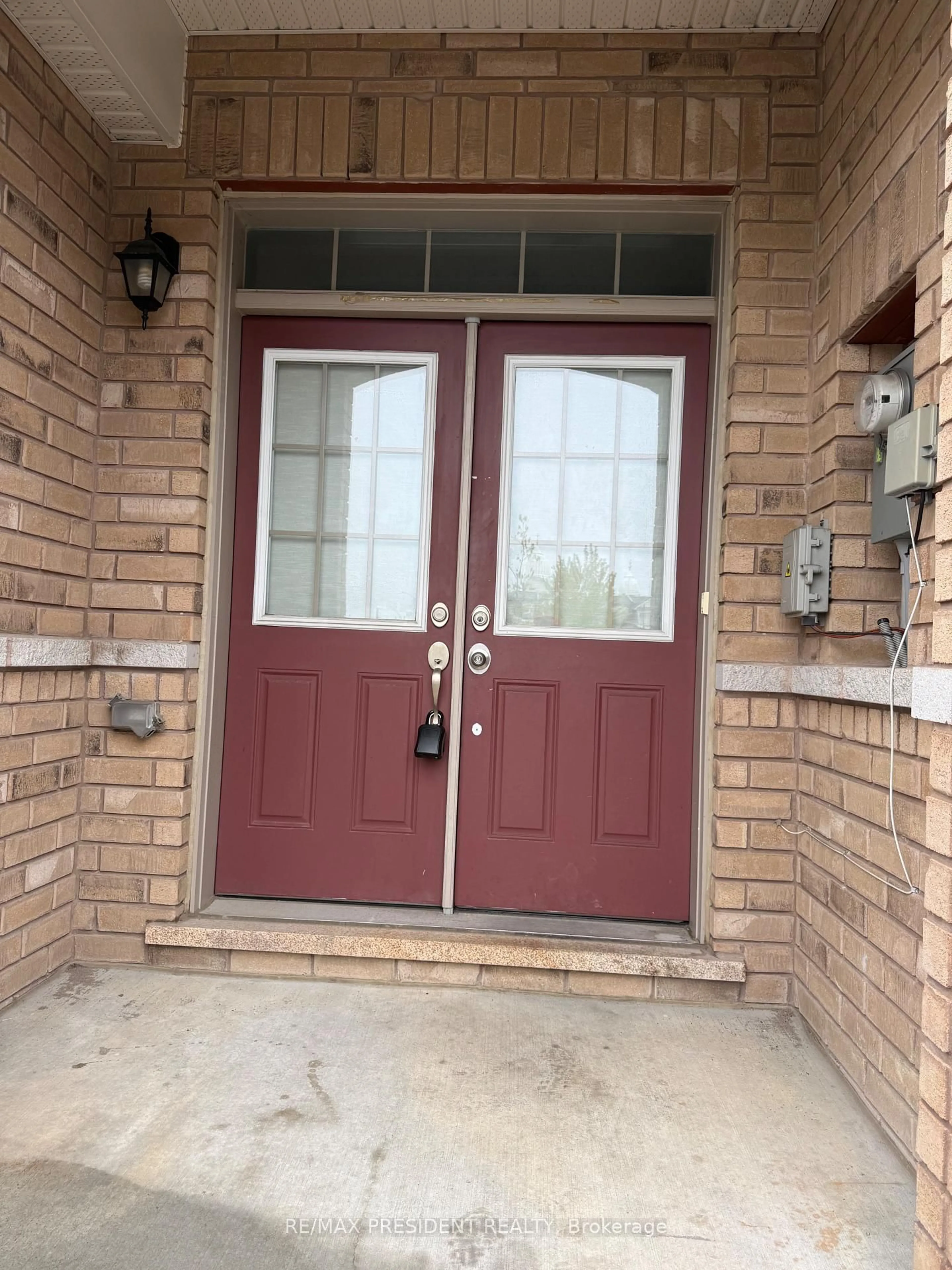 Indoor entryway for 98 Davenfield Circ, Brampton Ontario L6P 4M1