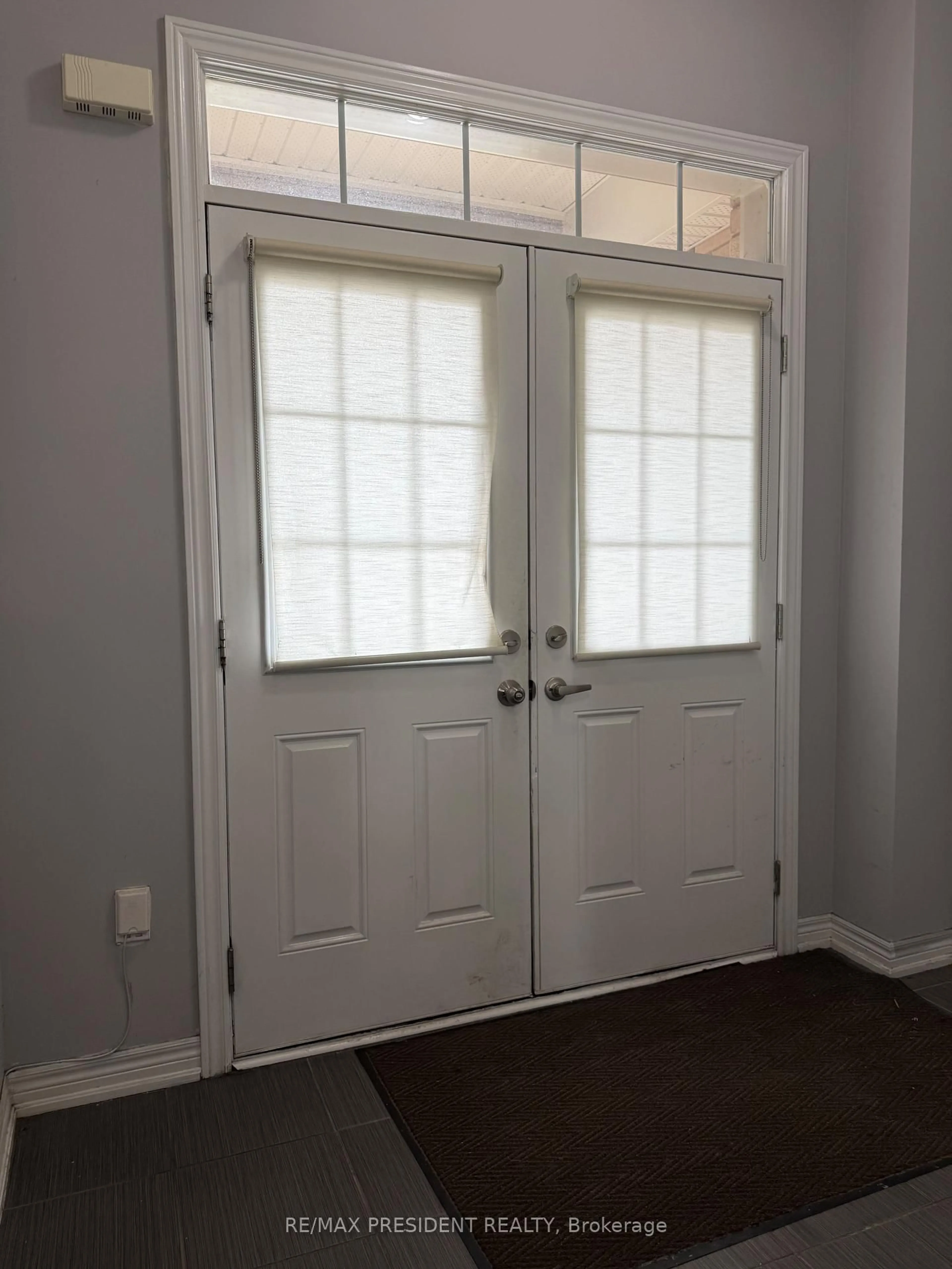 Indoor entryway for 98 Davenfield Circ, Brampton Ontario L6P 4M1