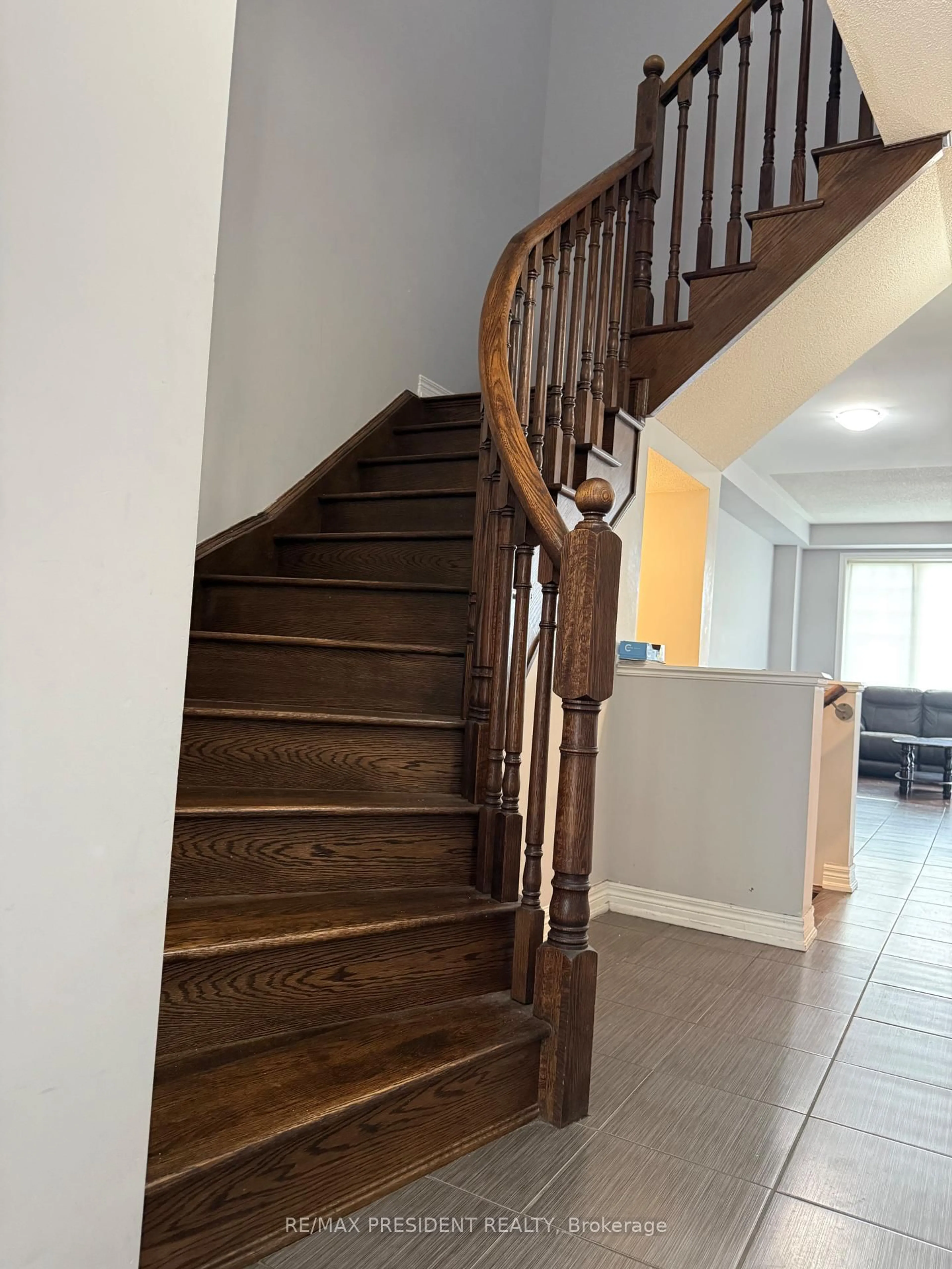 Stairs for 98 Davenfield Circ, Brampton Ontario L6P 4M1