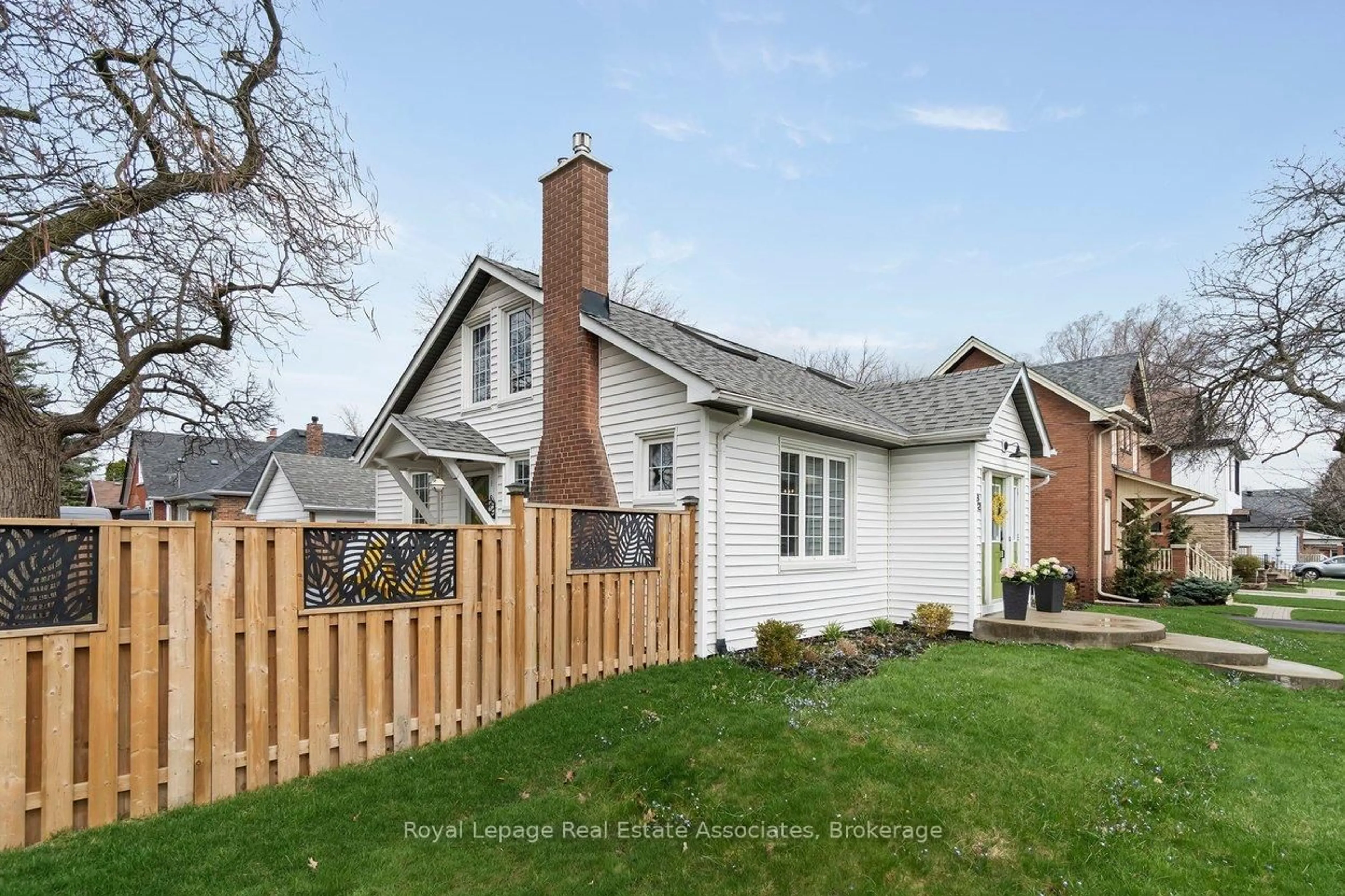 Home with brick exterior material, street for 32 Craig St, Brampton Ontario L6Y 1J1