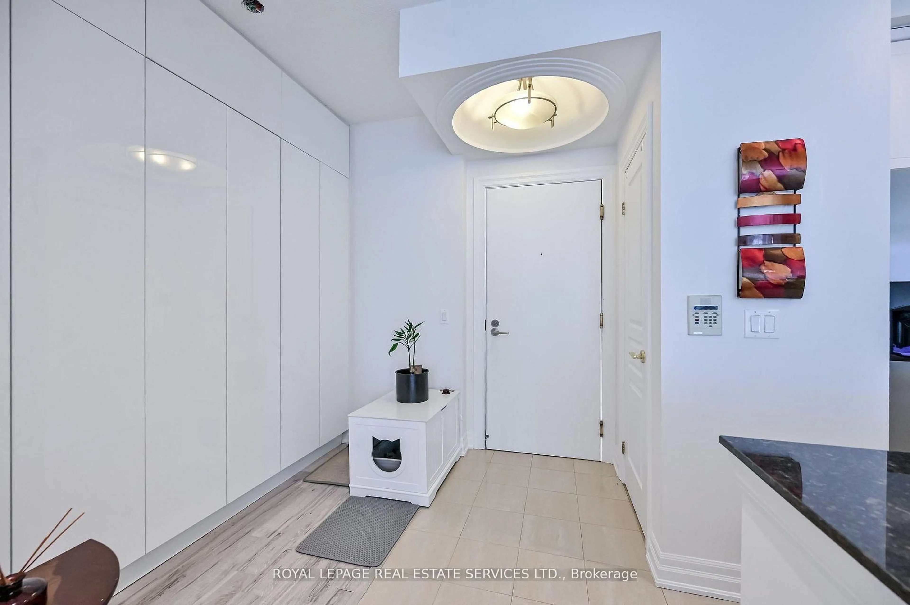 Indoor entryway for 2083 Lake Shore Blvd #1113, Toronto Ontario M8V 4G2