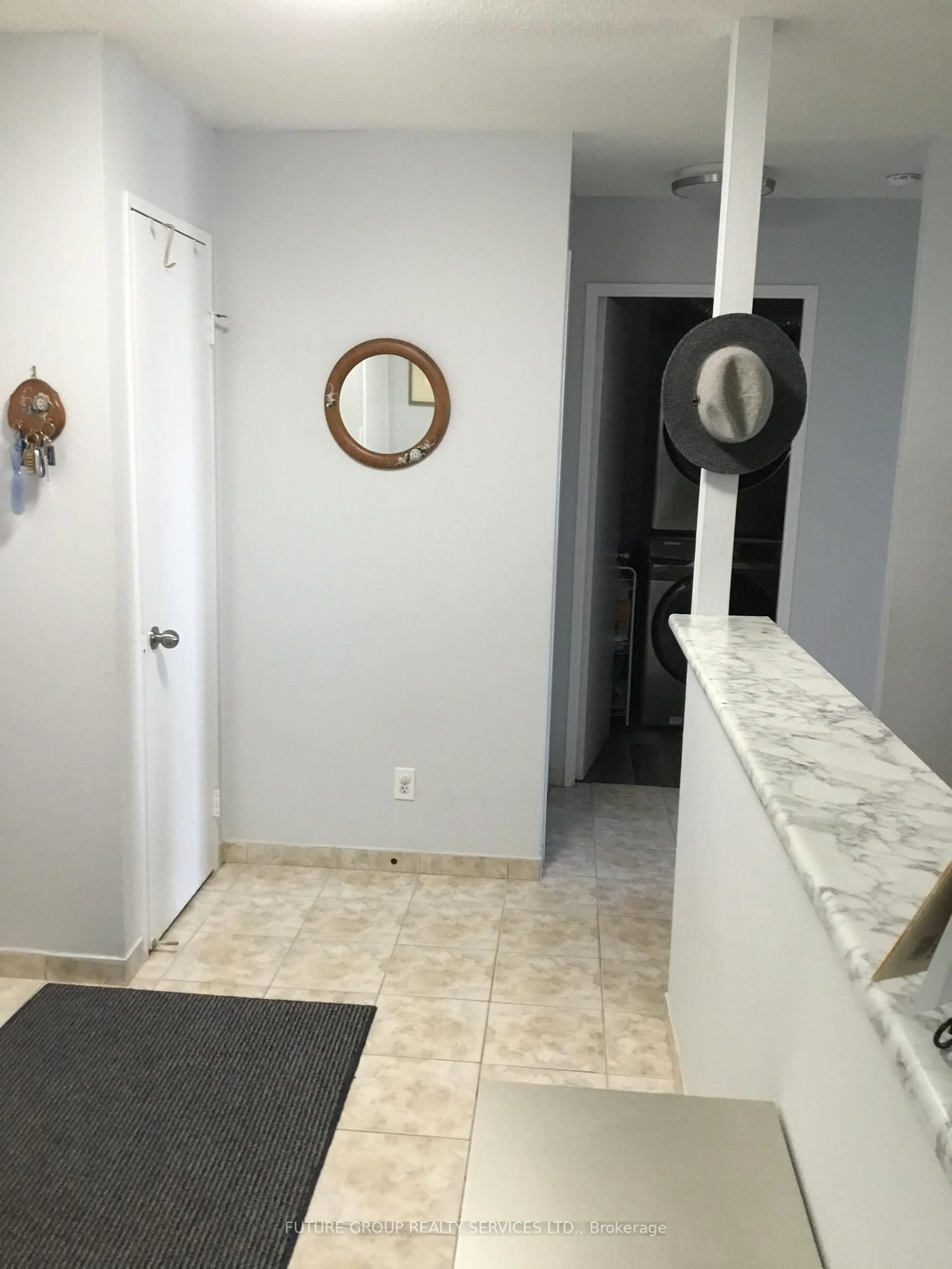 Indoor entryway for 145 Hillcrest Ave #2101, Mississauga Ontario L5B 3Z1
