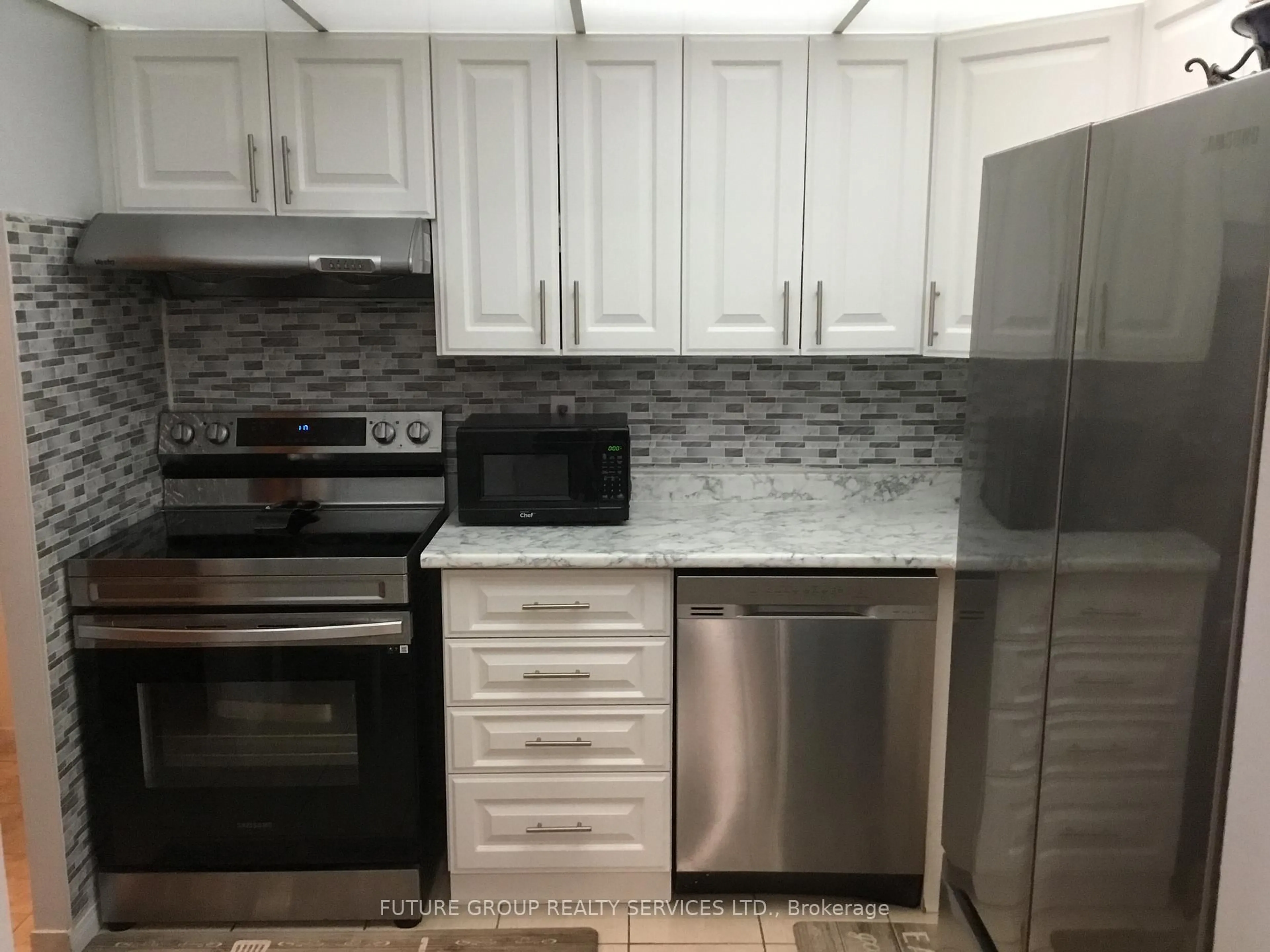 Standard kitchen, ceramic/tile floor for 145 Hillcrest Ave #2101, Mississauga Ontario L5B 3Z1