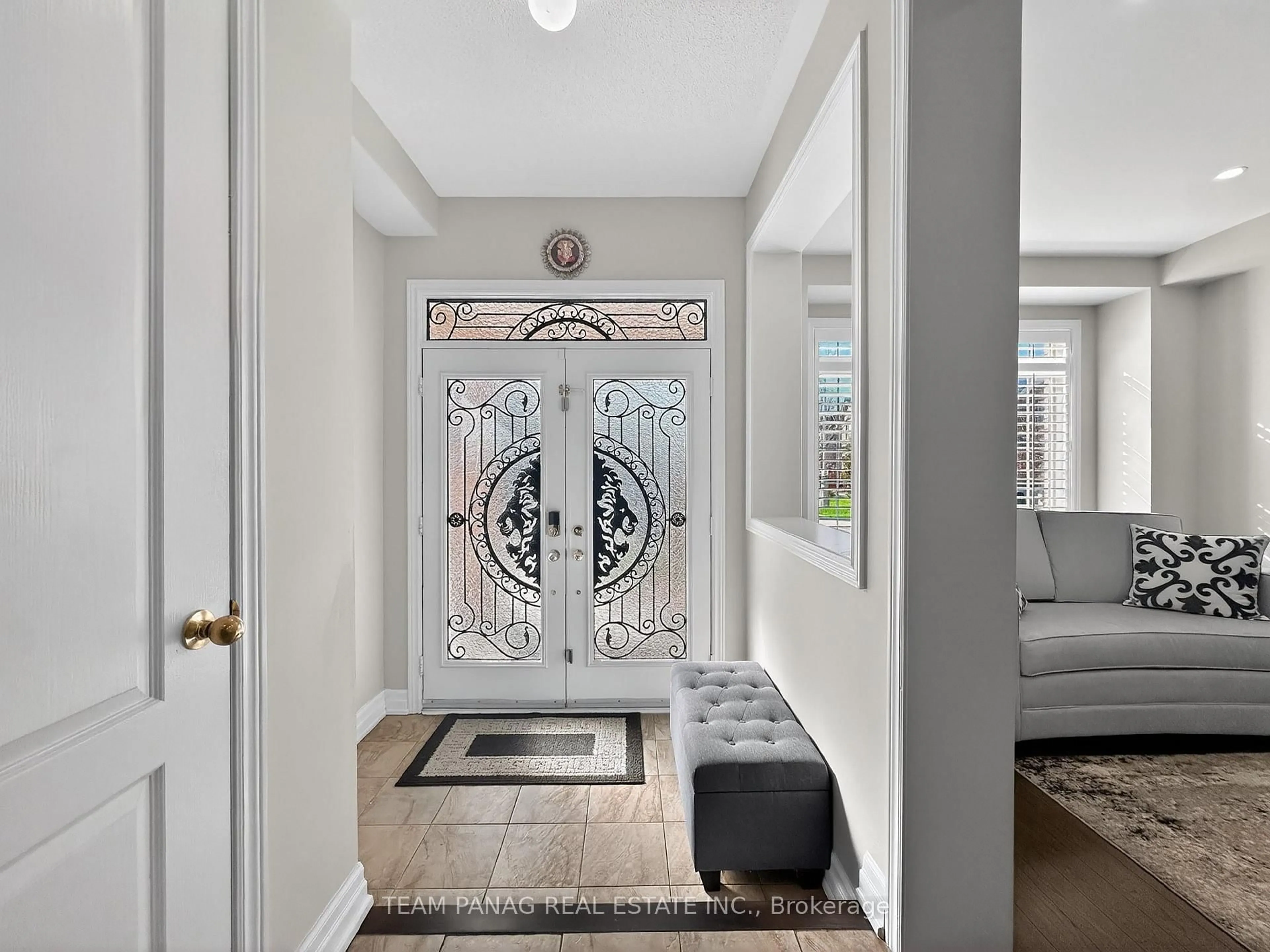 Indoor entryway for 39 Good Hope Rd, Brampton Ontario L6R 3L6