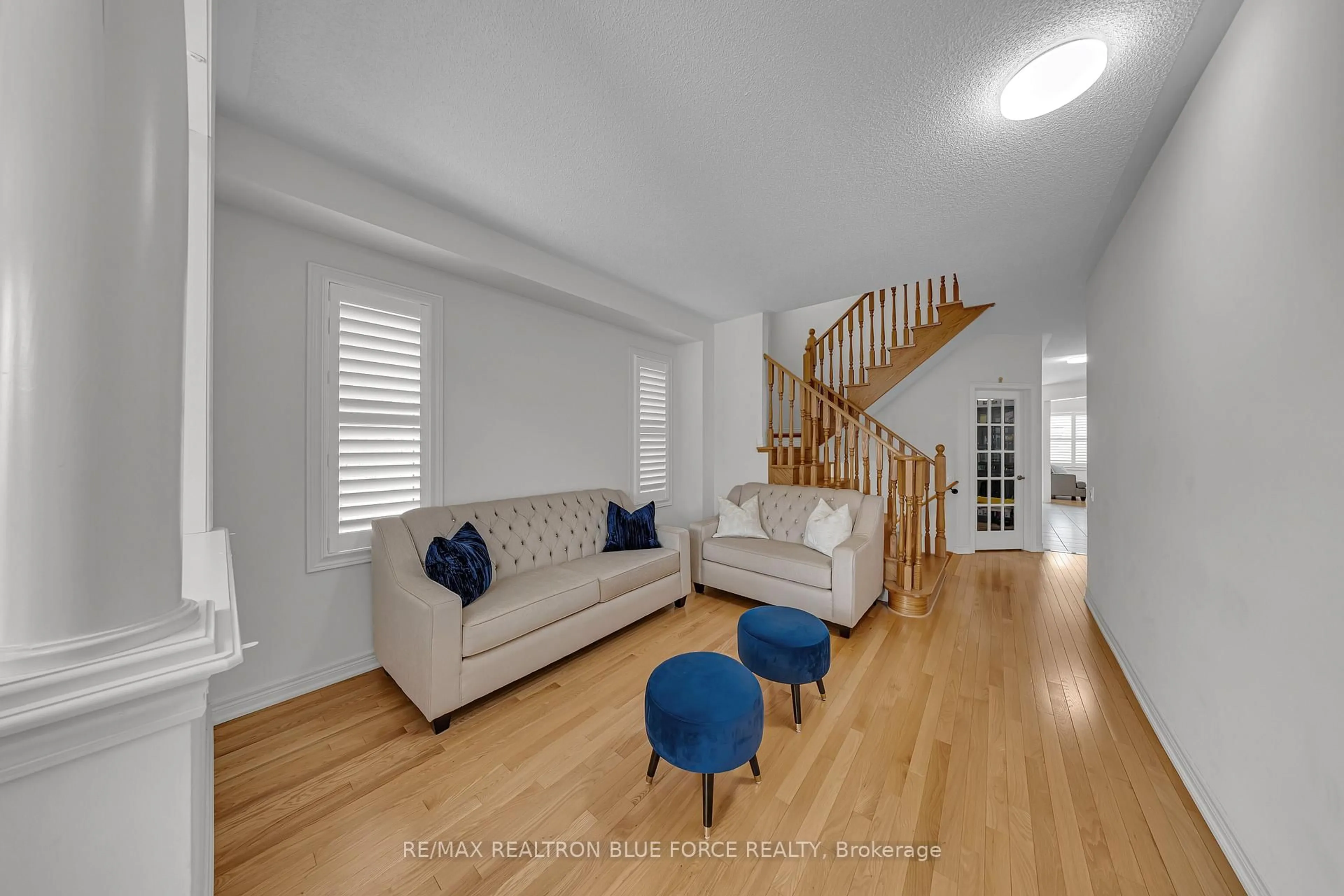 Living room with furniture, unknown for 38 Pinedale Ave, Caledon Ontario L7C 3Z6