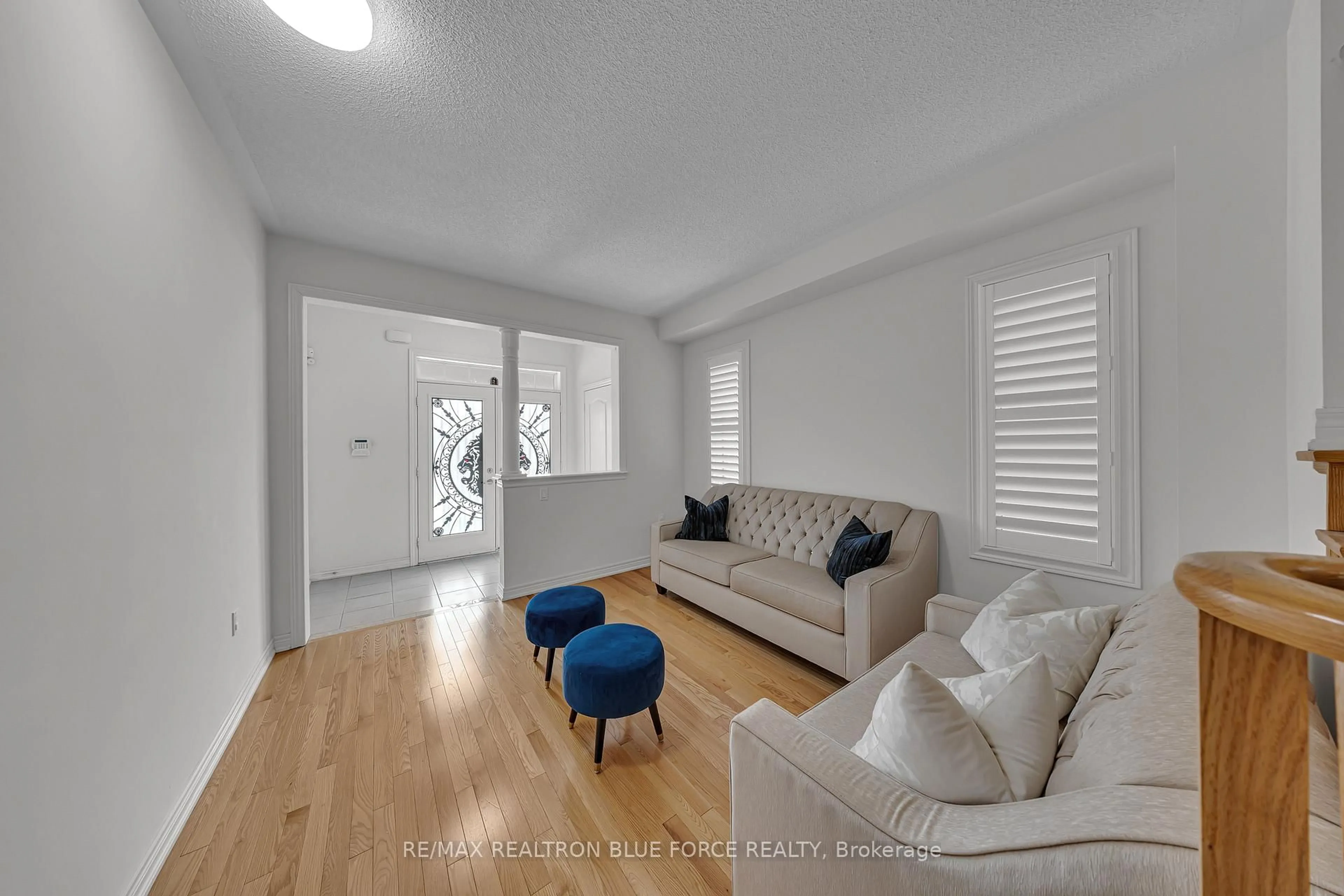 Living room with furniture, unknown for 38 Pinedale Ave, Caledon Ontario L7C 3Z6
