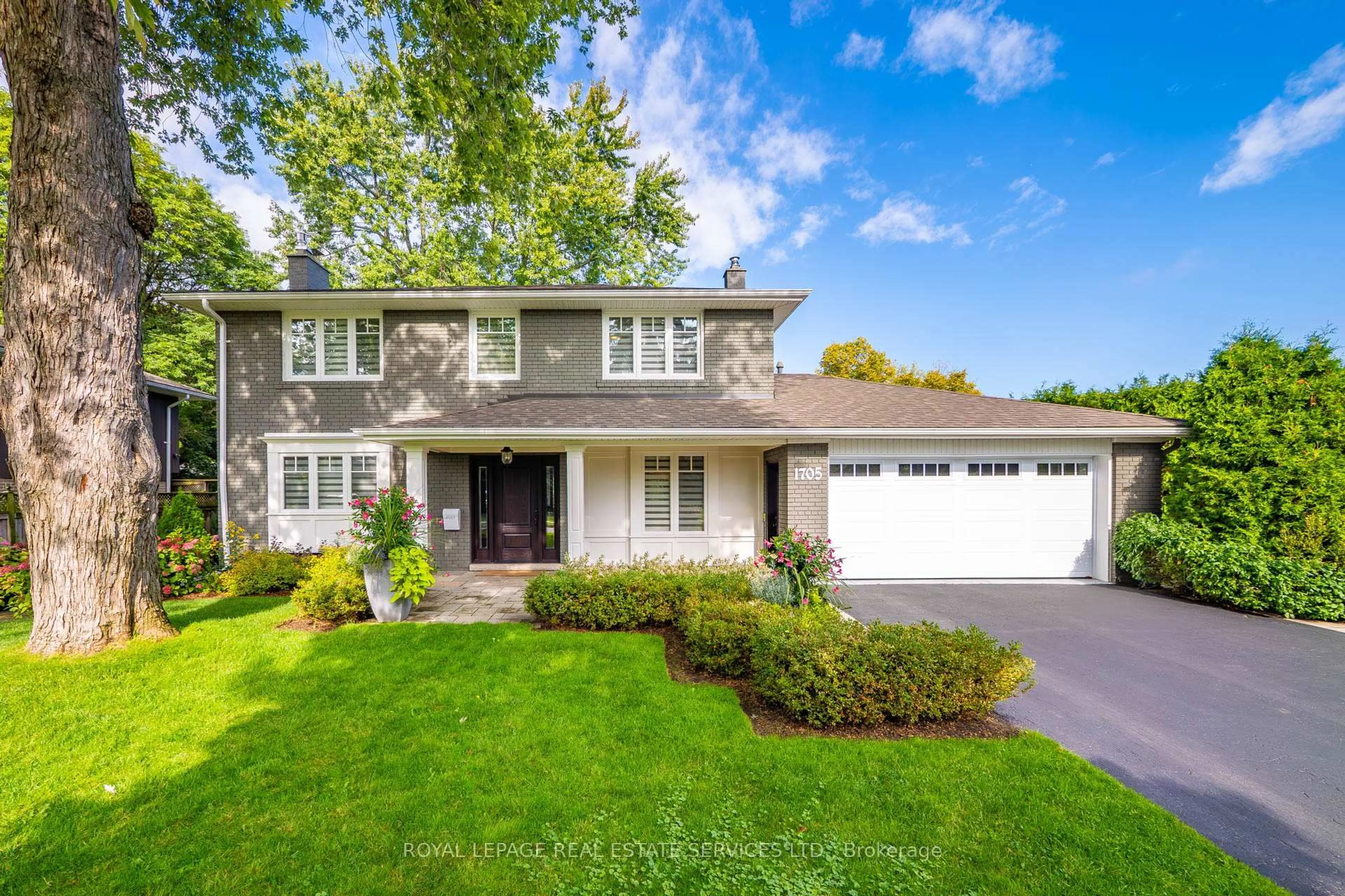 Home with vinyl exterior material, street for 1705 Mazo Cres, Mississauga Ontario L5J 1Y9
