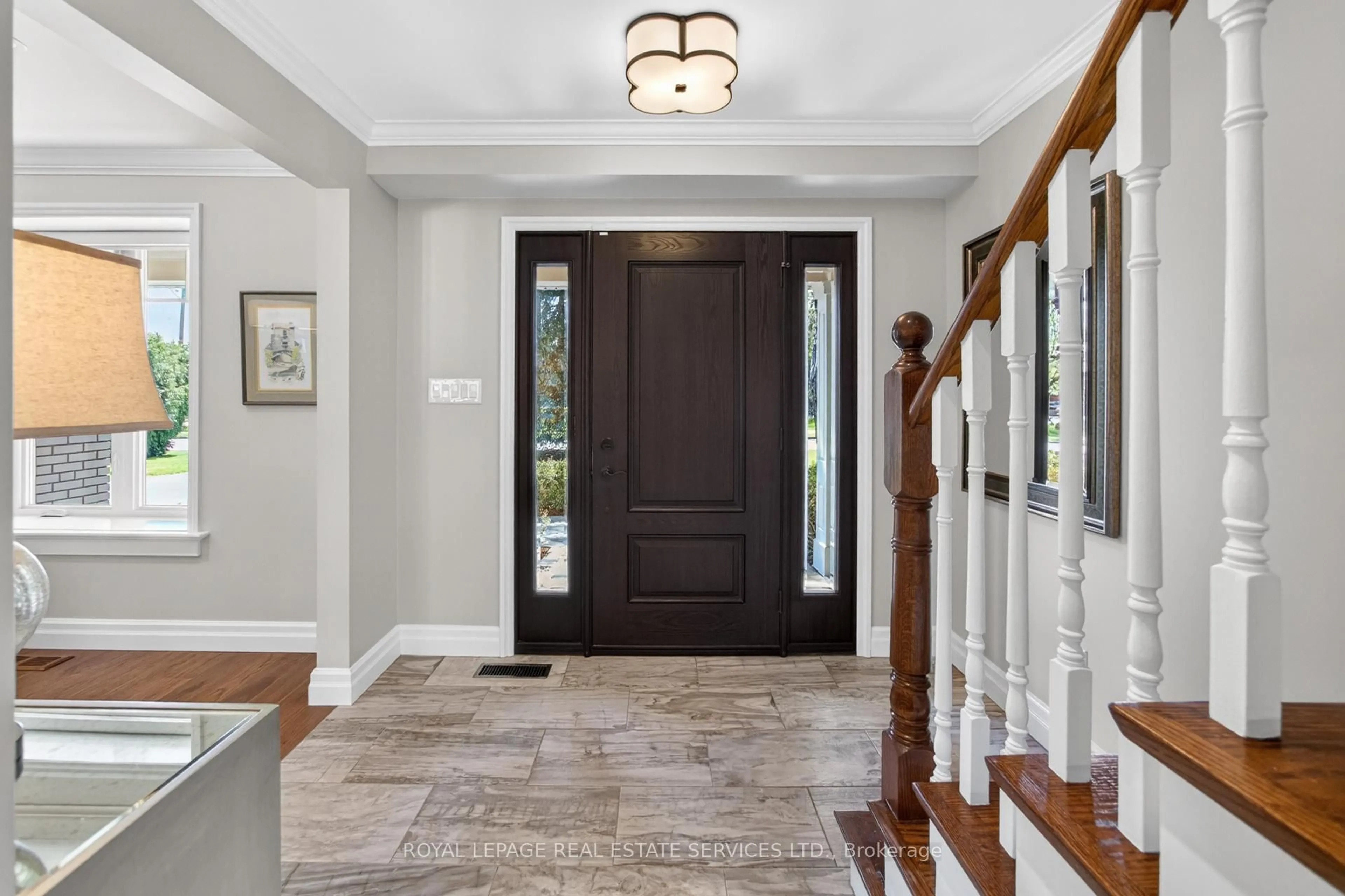 Indoor entryway for 1705 Mazo Cres, Mississauga Ontario L5J 1Y9