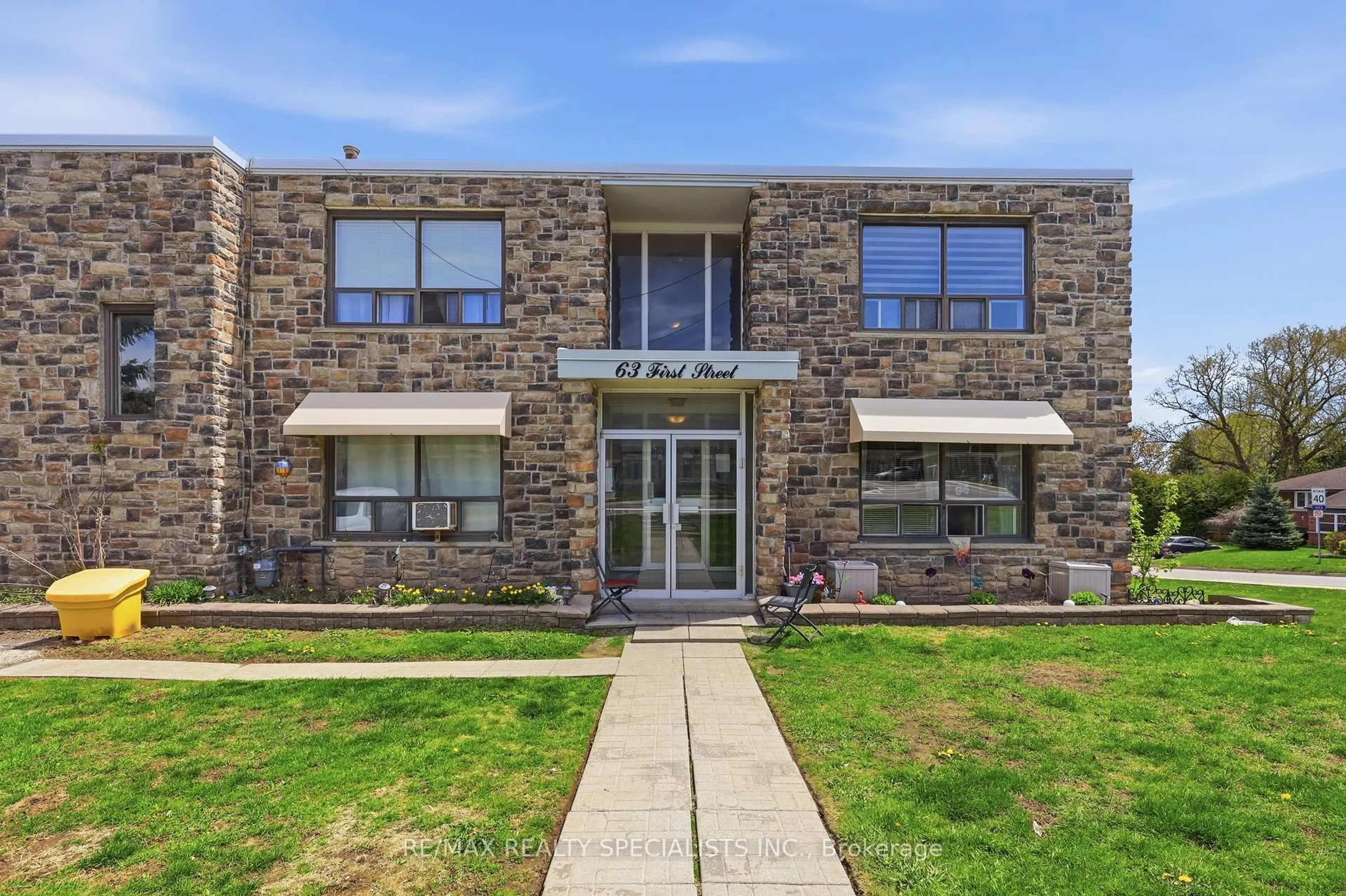 Home with brick exterior material, building for 63 First St #20, Orangeville Ontario L9W 2E6