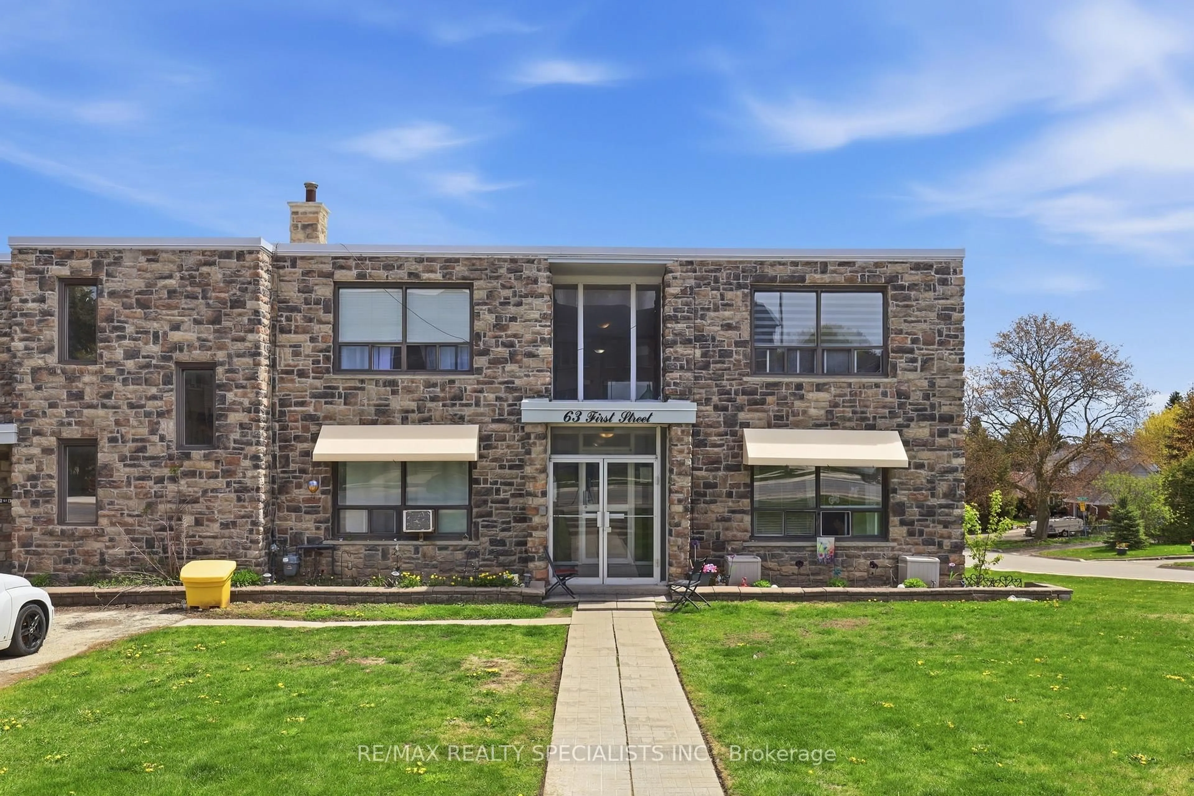 Home with brick exterior material, building for 63 First St #20, Orangeville Ontario L9W 2E6