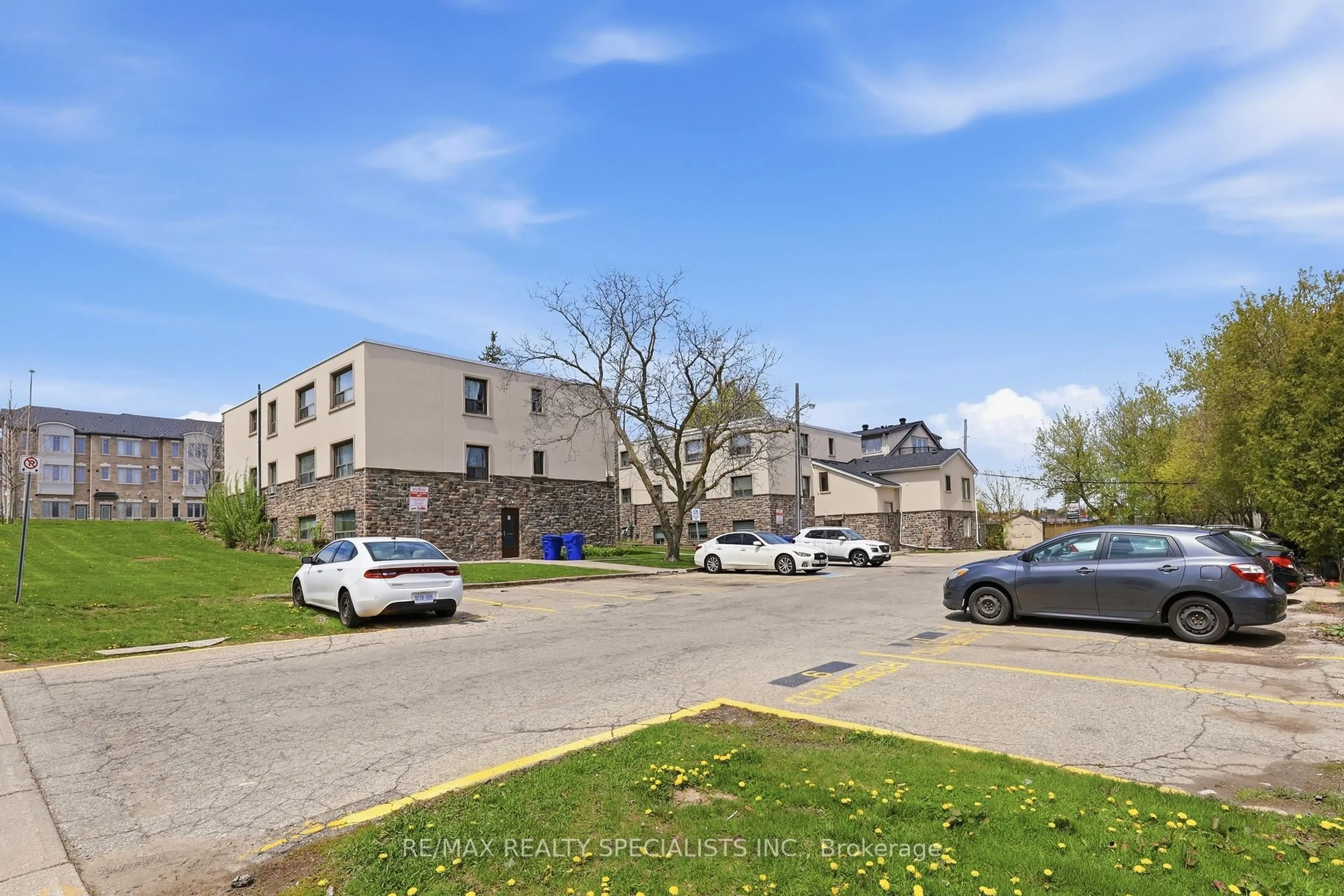A pic from outside/outdoor area/front of a property/back of a property/a pic from drone, street for 63 First St #20, Orangeville Ontario L9W 2E6