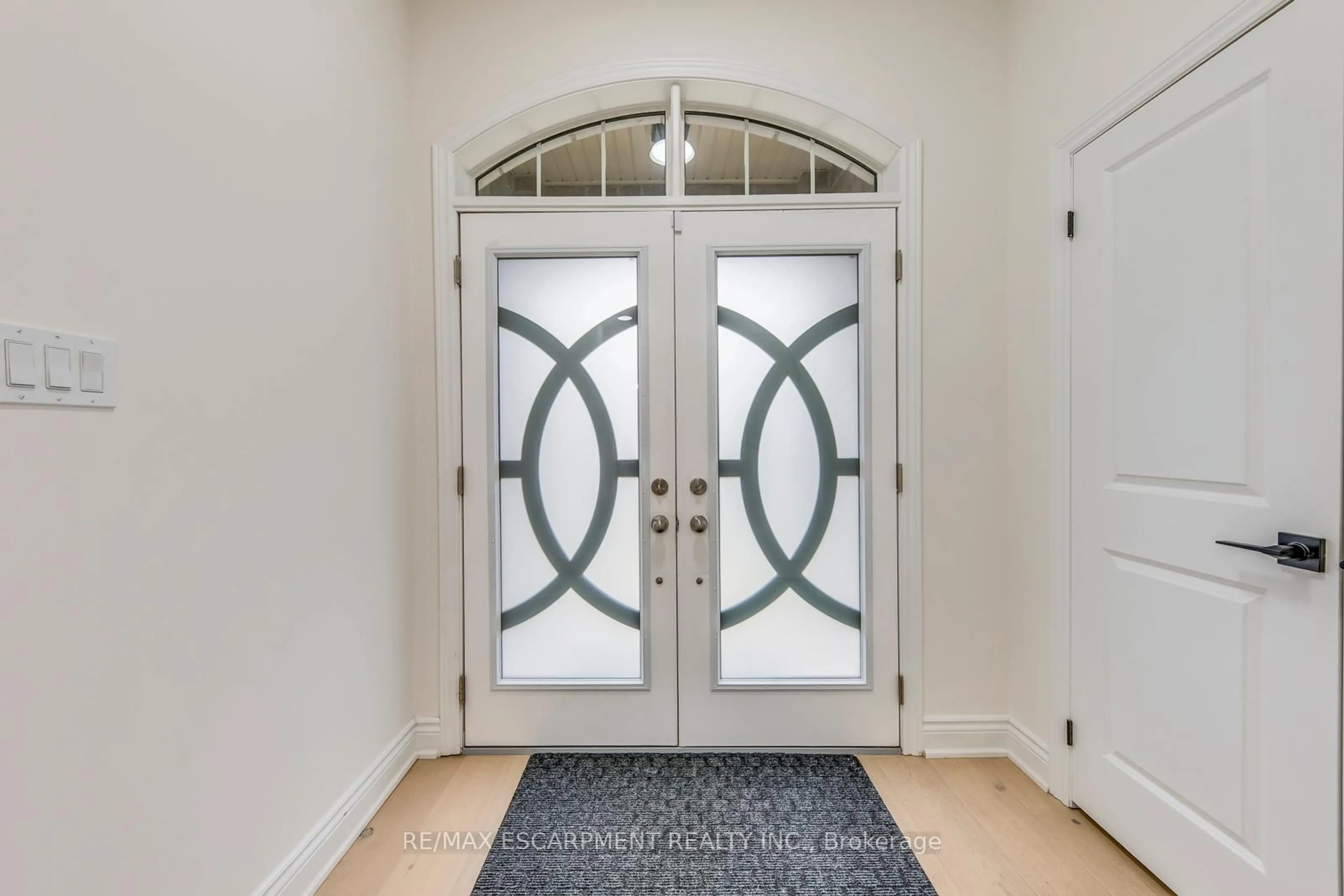 Indoor entryway for 3937 Leonardo St, Burlington Ontario L7M 0Z8