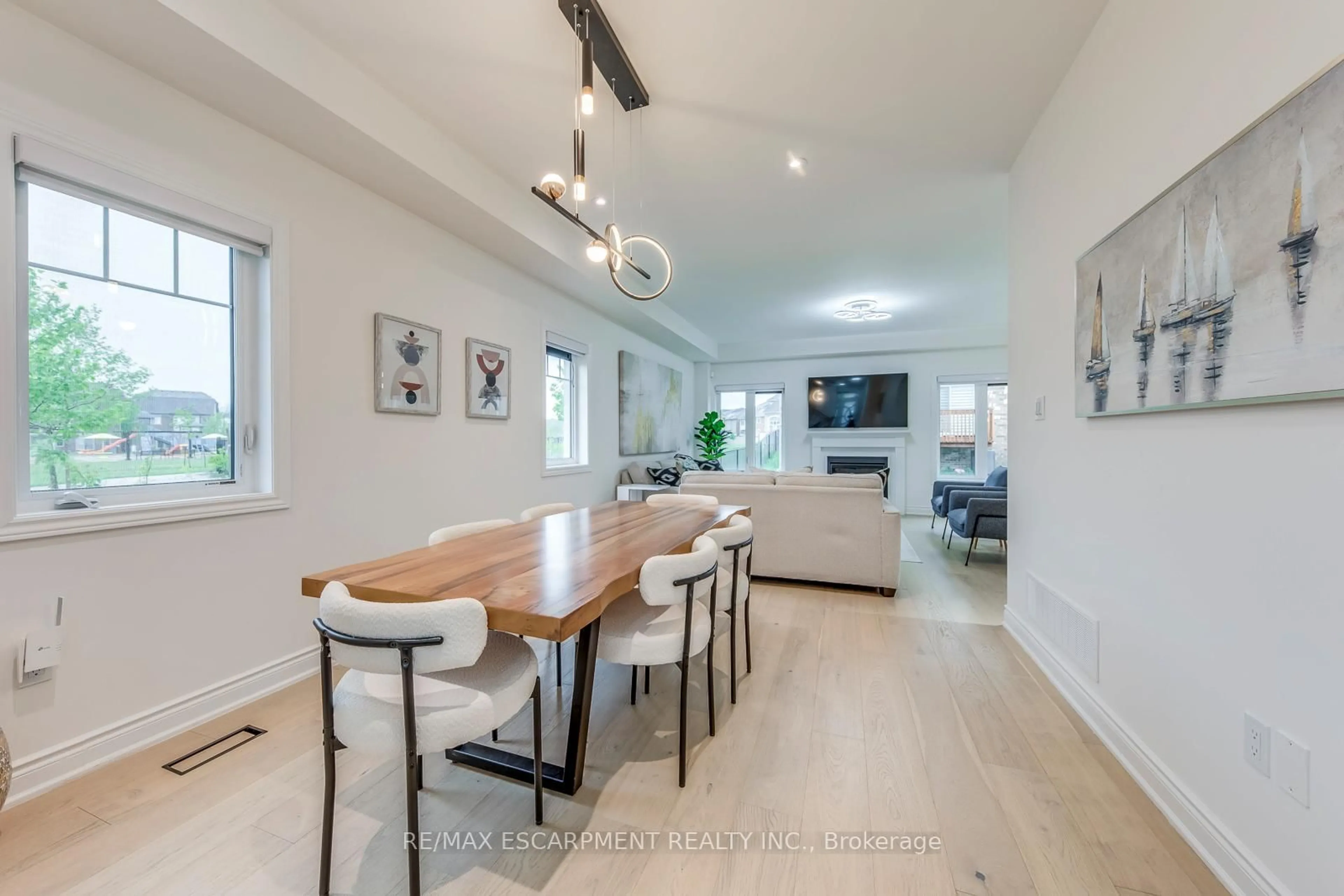 Dining room, wood/laminate floor for 3937 Leonardo St, Burlington Ontario L7M 0Z8