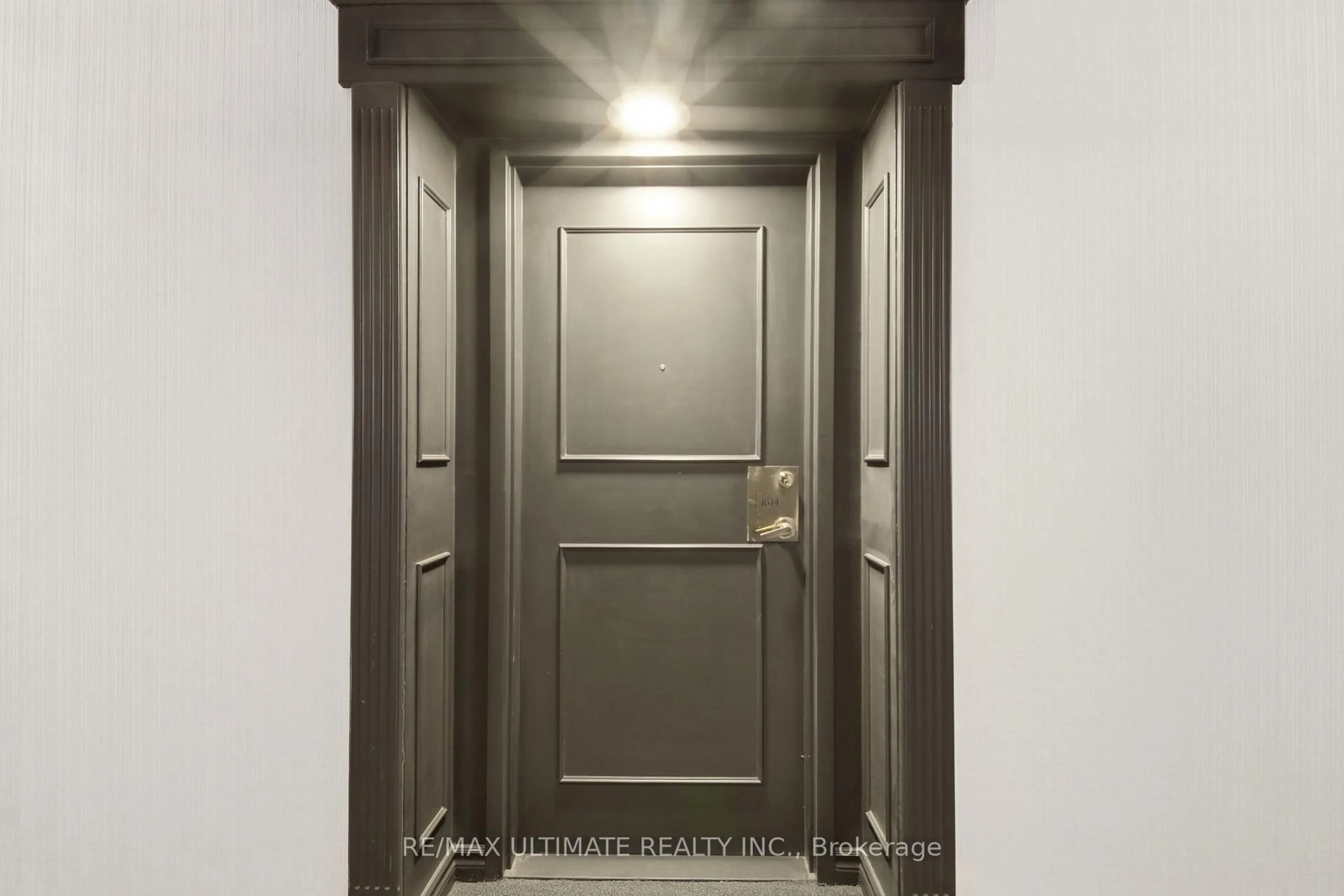 Indoor foyer for 115 Hillcrest Ave #1614, Mississauga Ontario L5B 3Y9