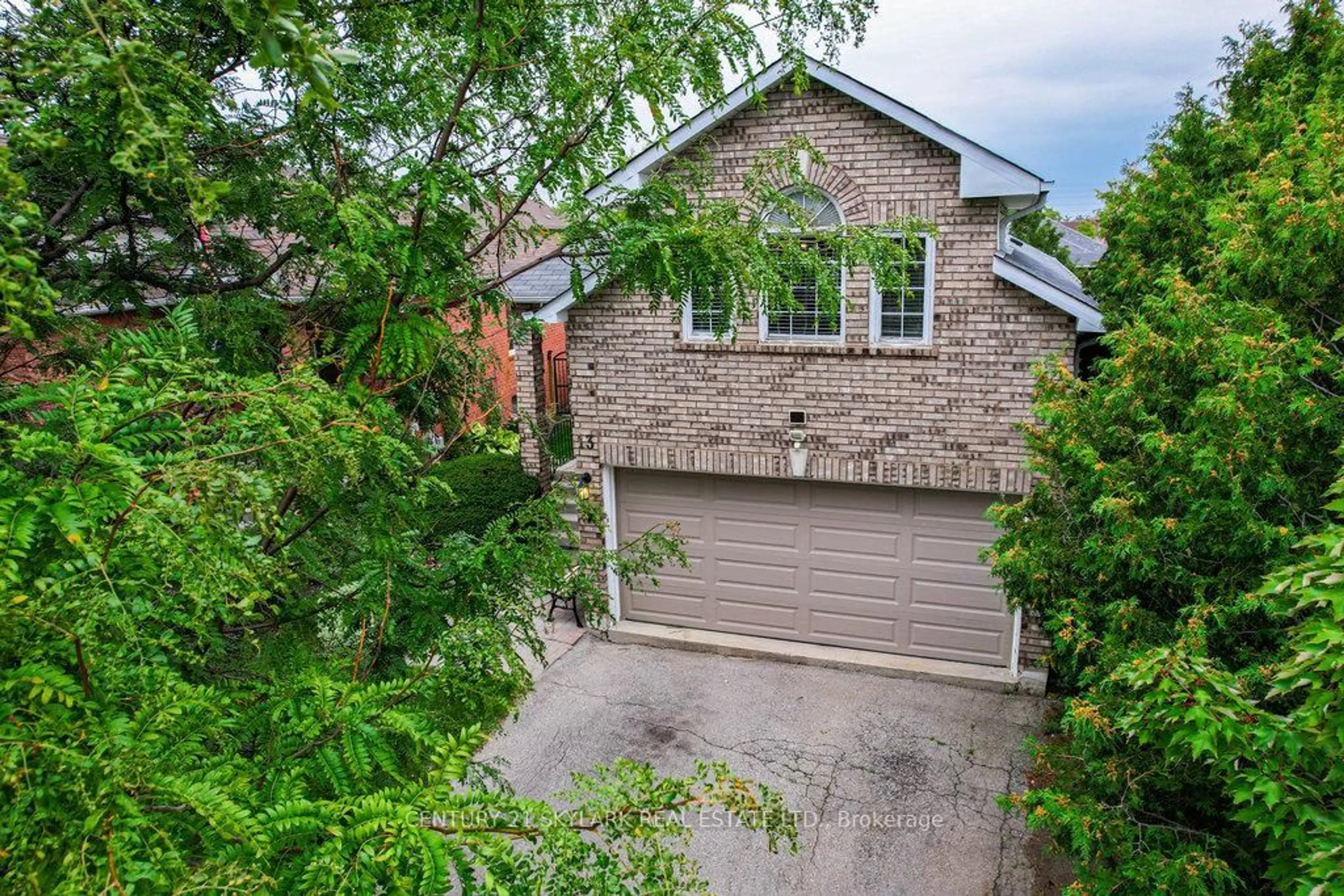 A pic from outside/outdoor area/front of a property/back of a property/a pic from drone, street for 13 Paulette Way, Caledon Ontario L7E 1X2