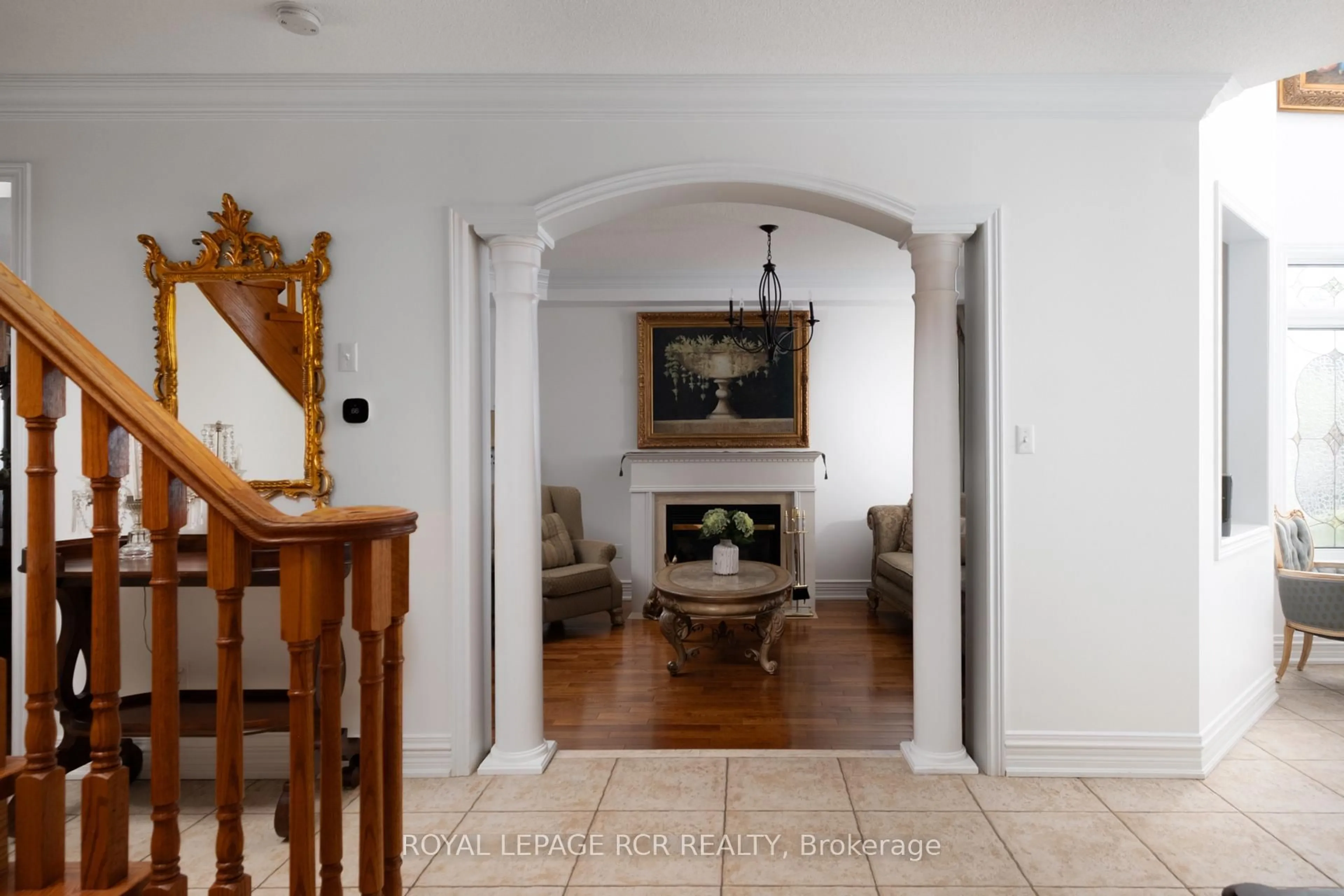 Indoor foyer for 32 Dokkum Cres, Brampton Ontario L6Z 0E2