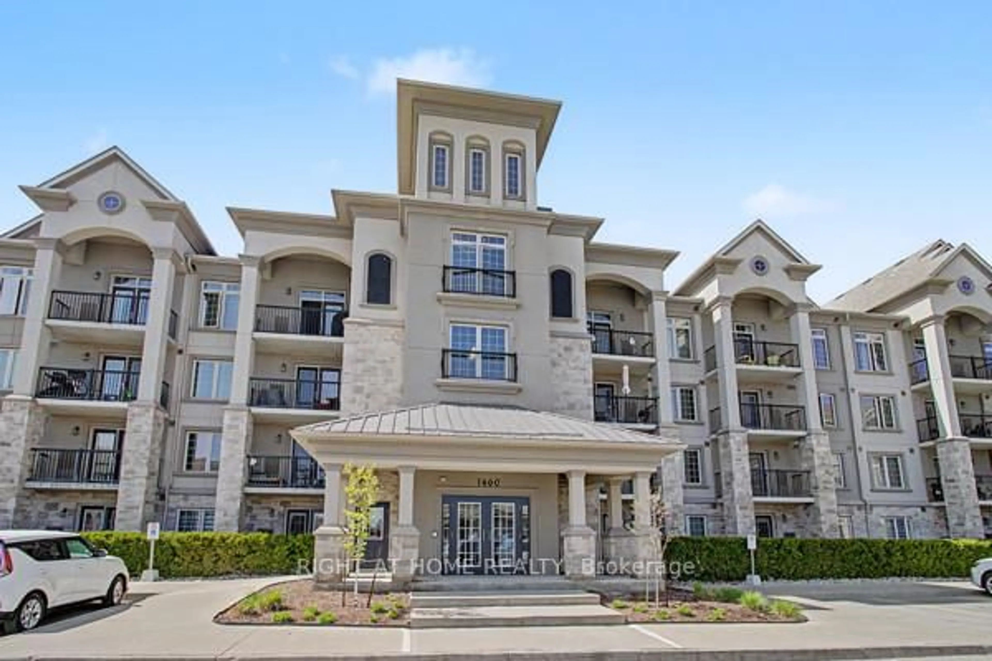 Indoor foyer for 1460 Main St #404, Milton Ontario L9T 8W5