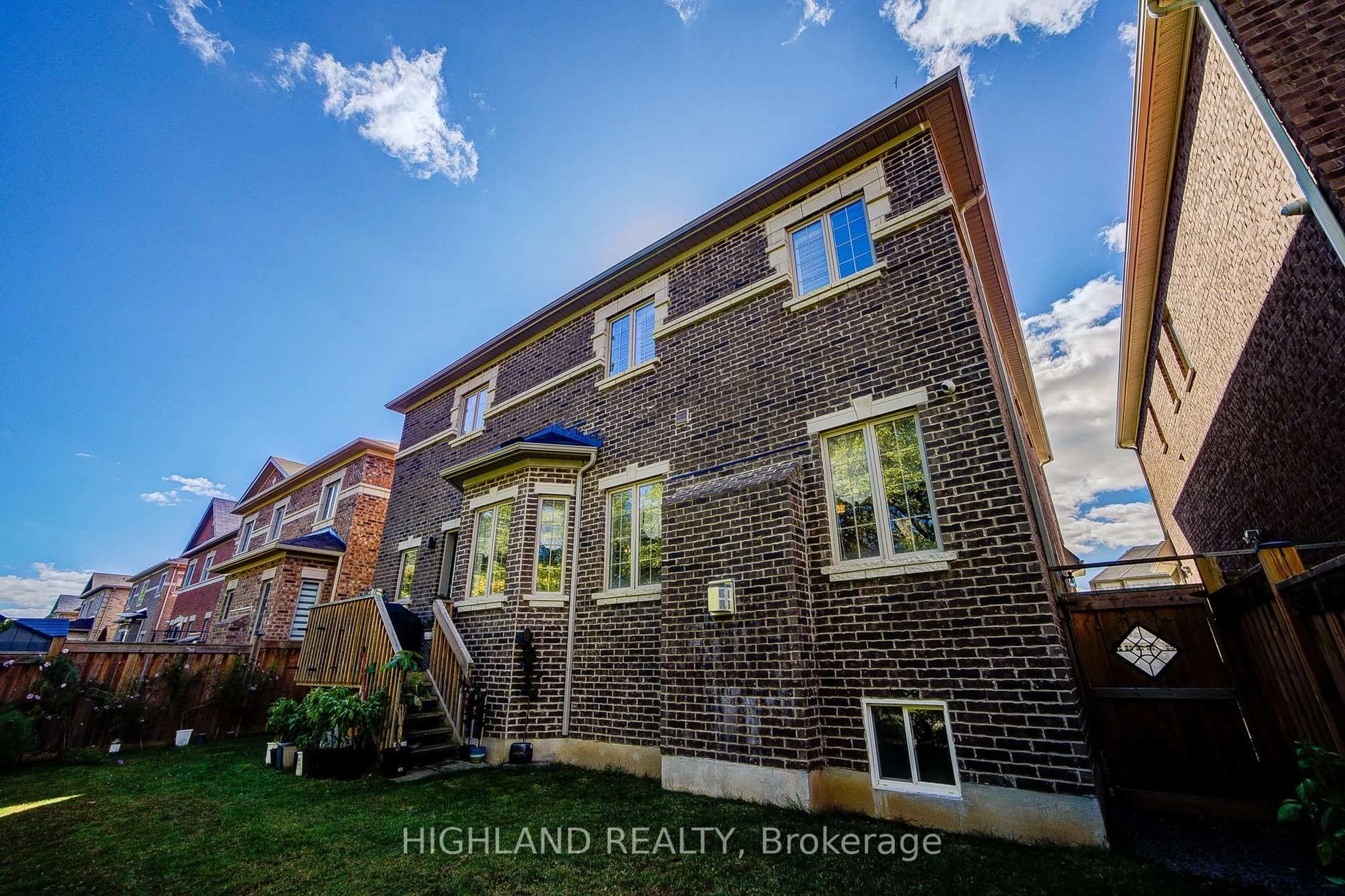 A pic from outside/outdoor area/front of a property/back of a property/a pic from drone, building for 3185 Meadow Marsh Cres, Oakville Ontario L6H 0T6
