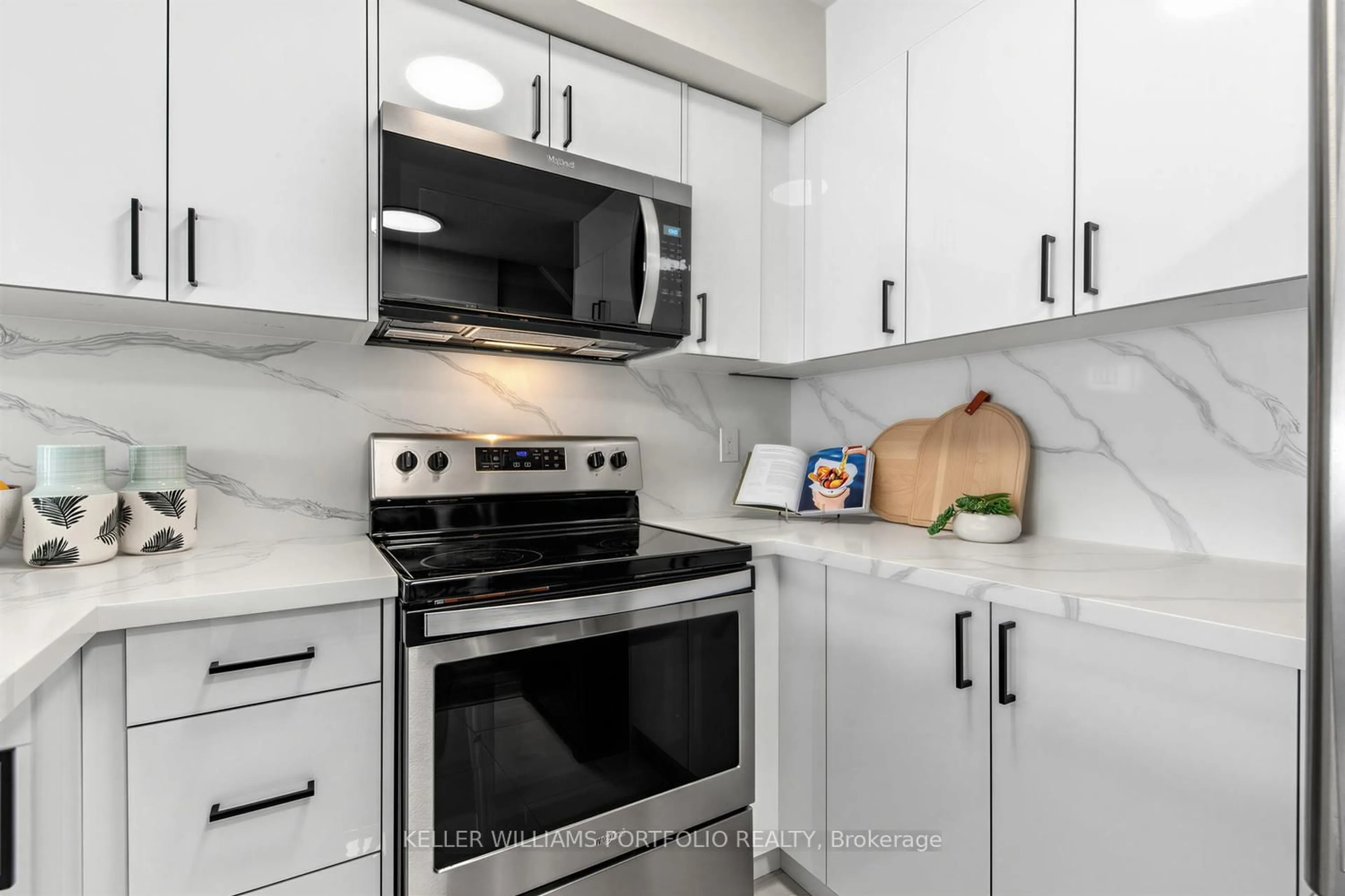 Standard kitchen, ceramic/tile floor for 180 Whiltshire Ave, Toronto Ontario M6N 5G2