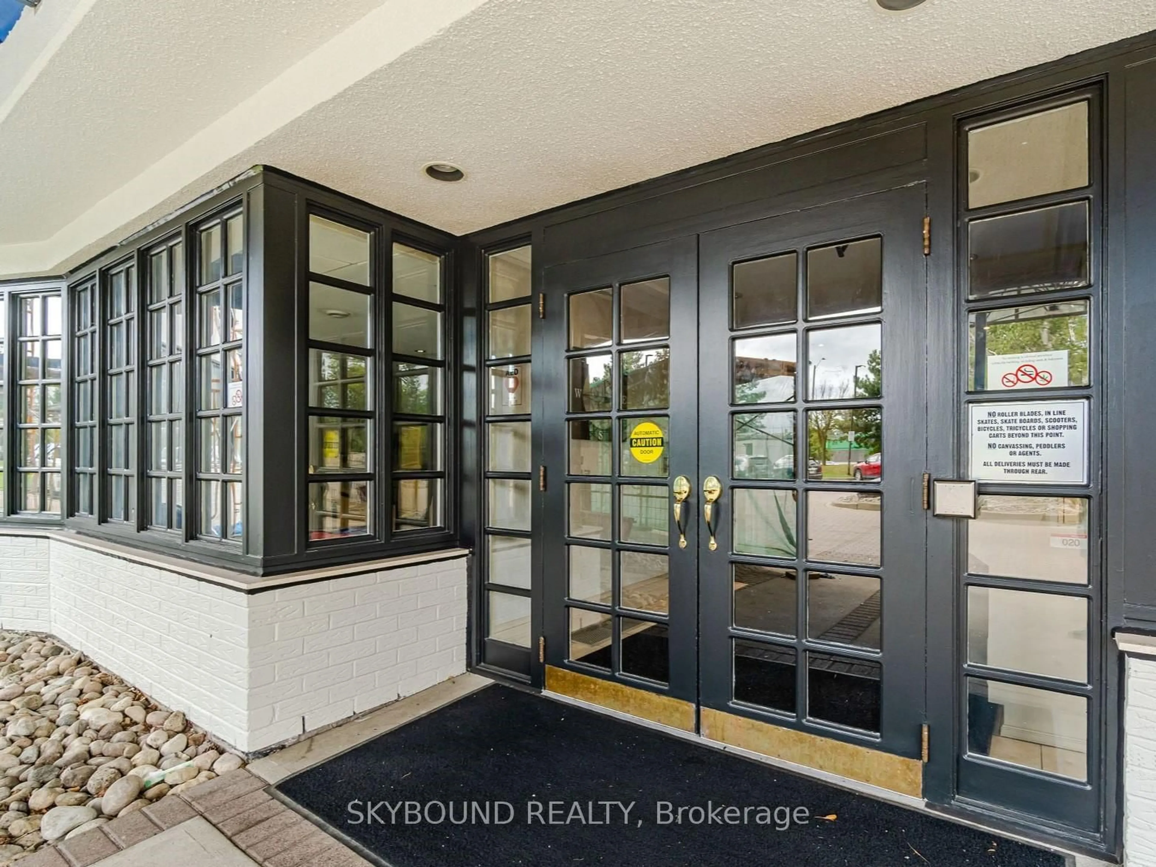 Indoor entryway for 1360 Rathburn Rd #301, Mississauga Ontario L4W 4H4