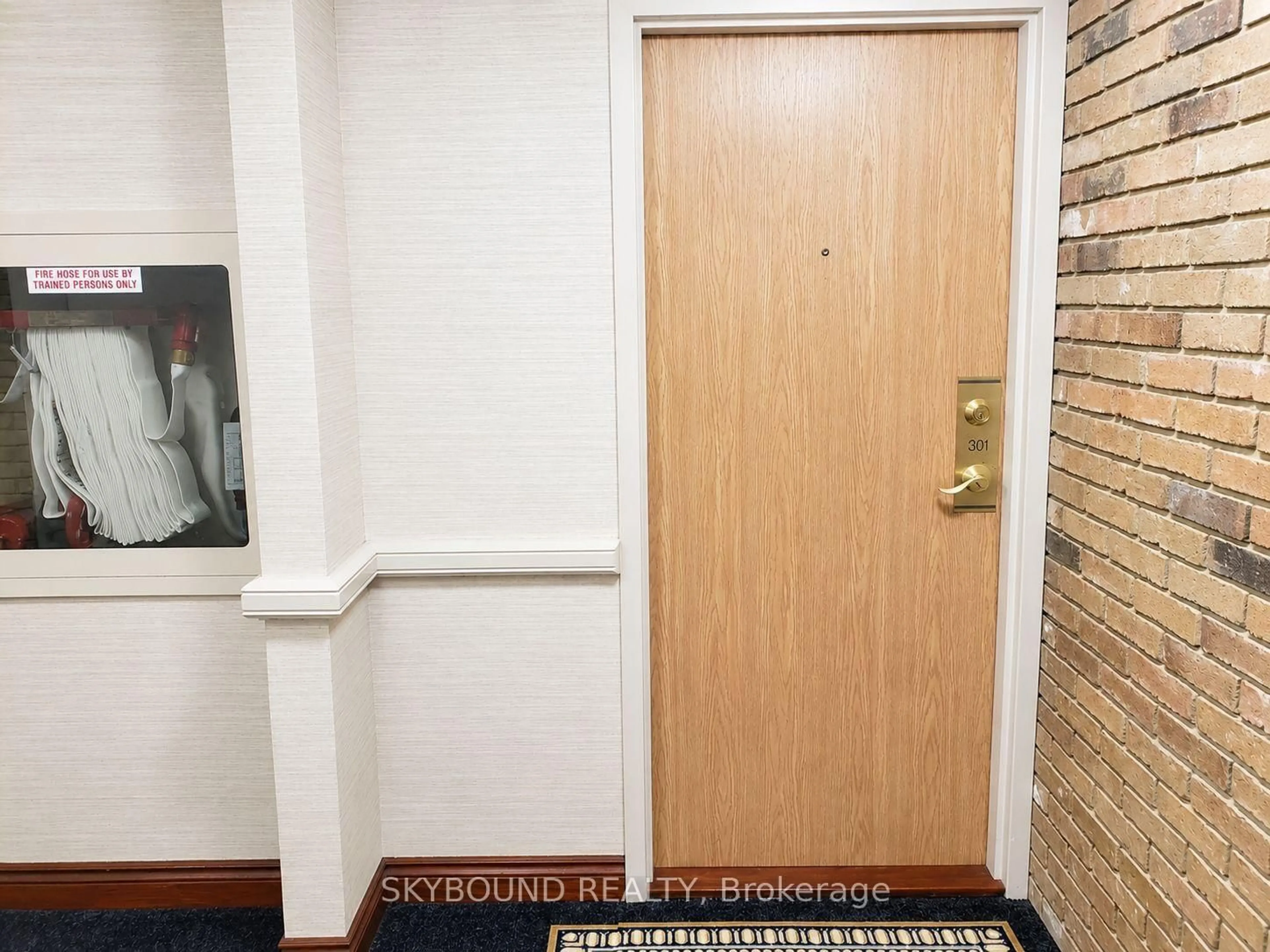 Indoor foyer for 1360 Rathburn Rd #301, Mississauga Ontario L4W 4H4