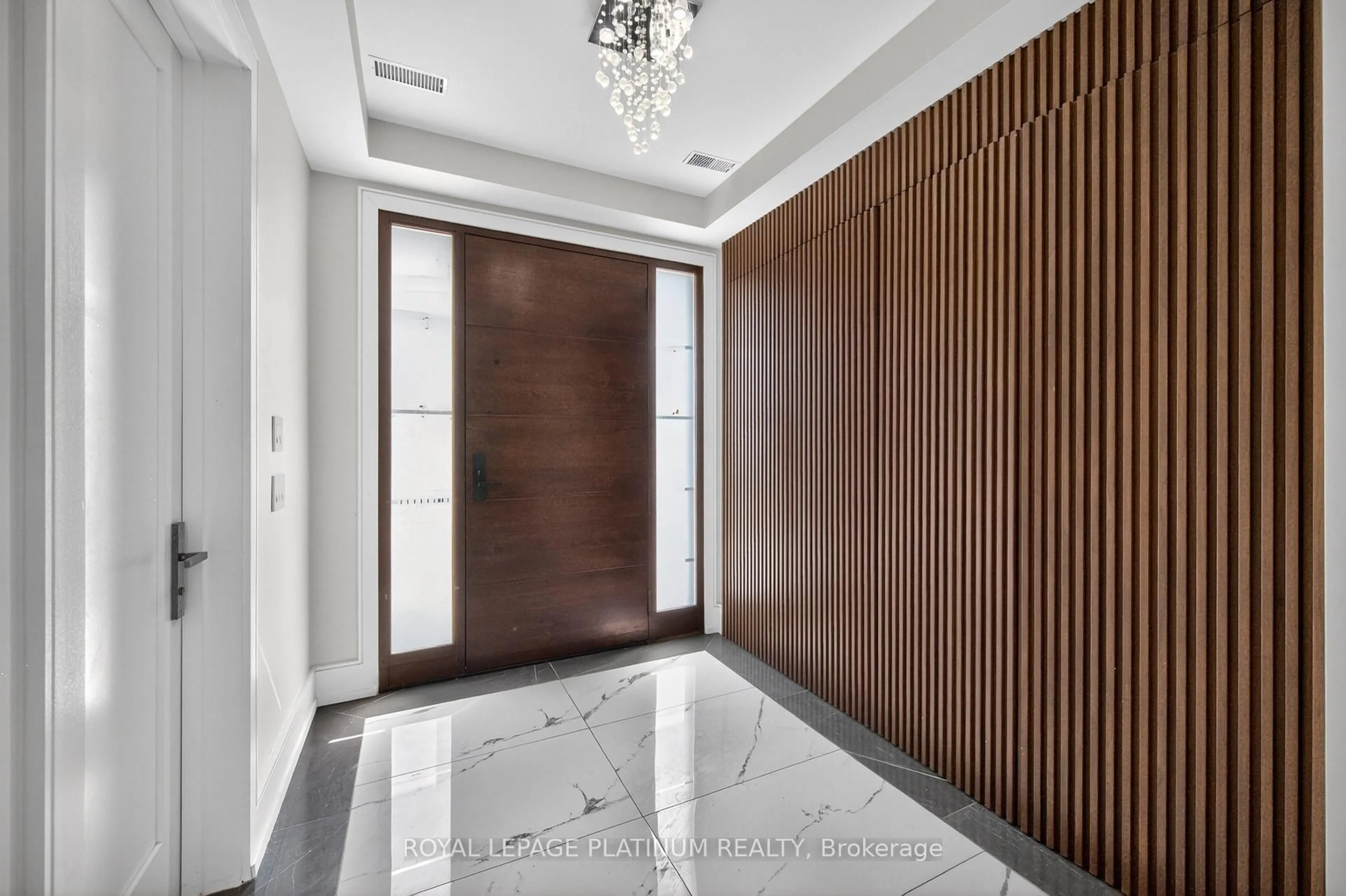 Indoor foyer for 7 Arch Rd, Mississauga Ontario L5M 1M4
