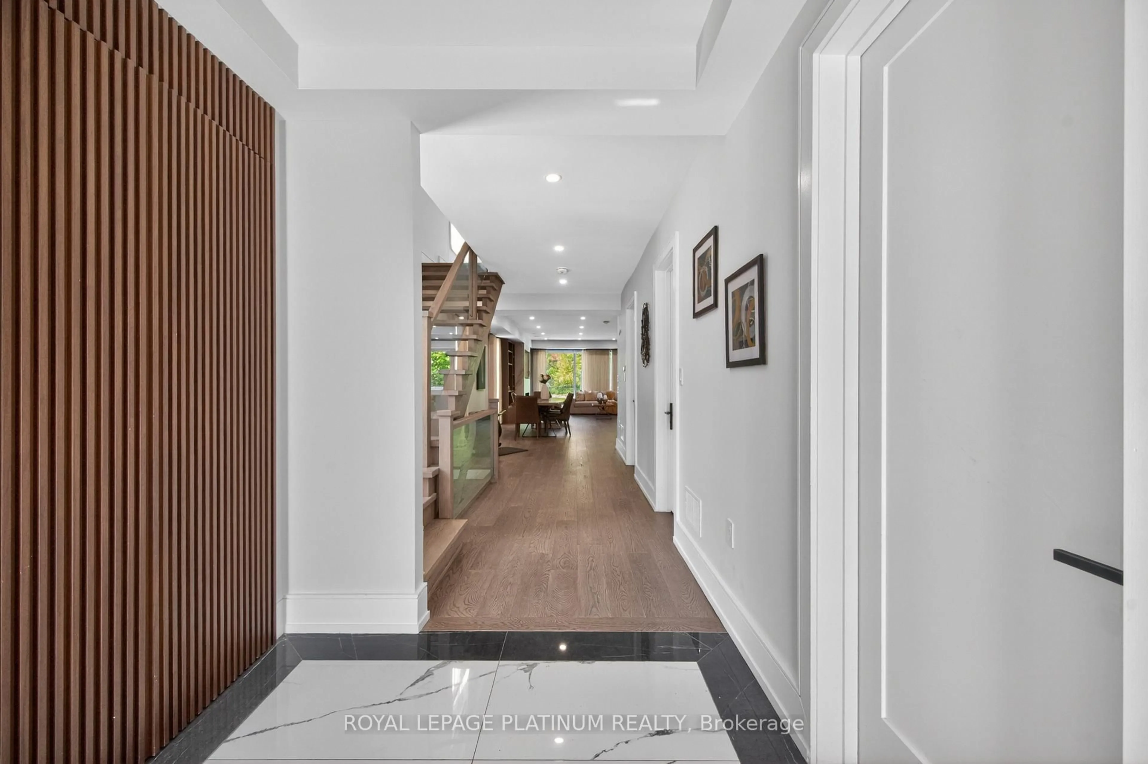 Indoor foyer for 7 Arch Rd, Mississauga Ontario L5M 1M4