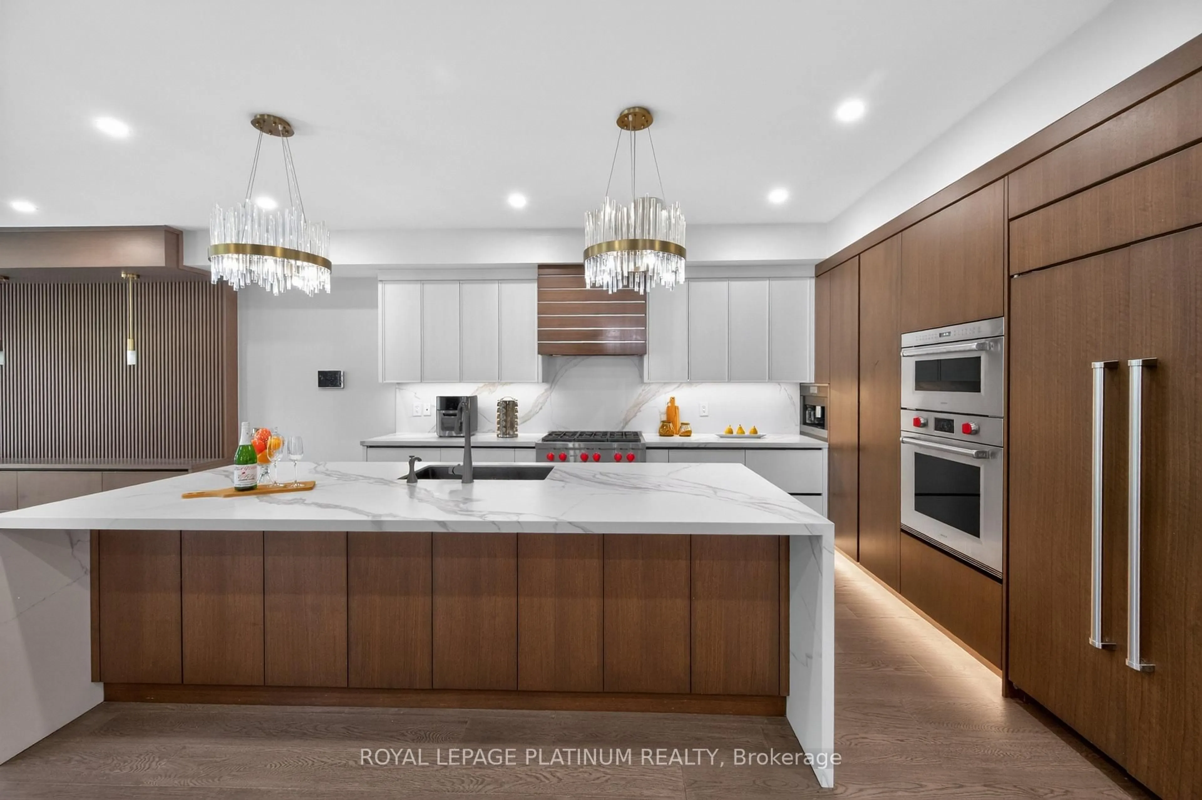 Contemporary kitchen, unknown for 7 Arch Rd, Mississauga Ontario L5M 1M4