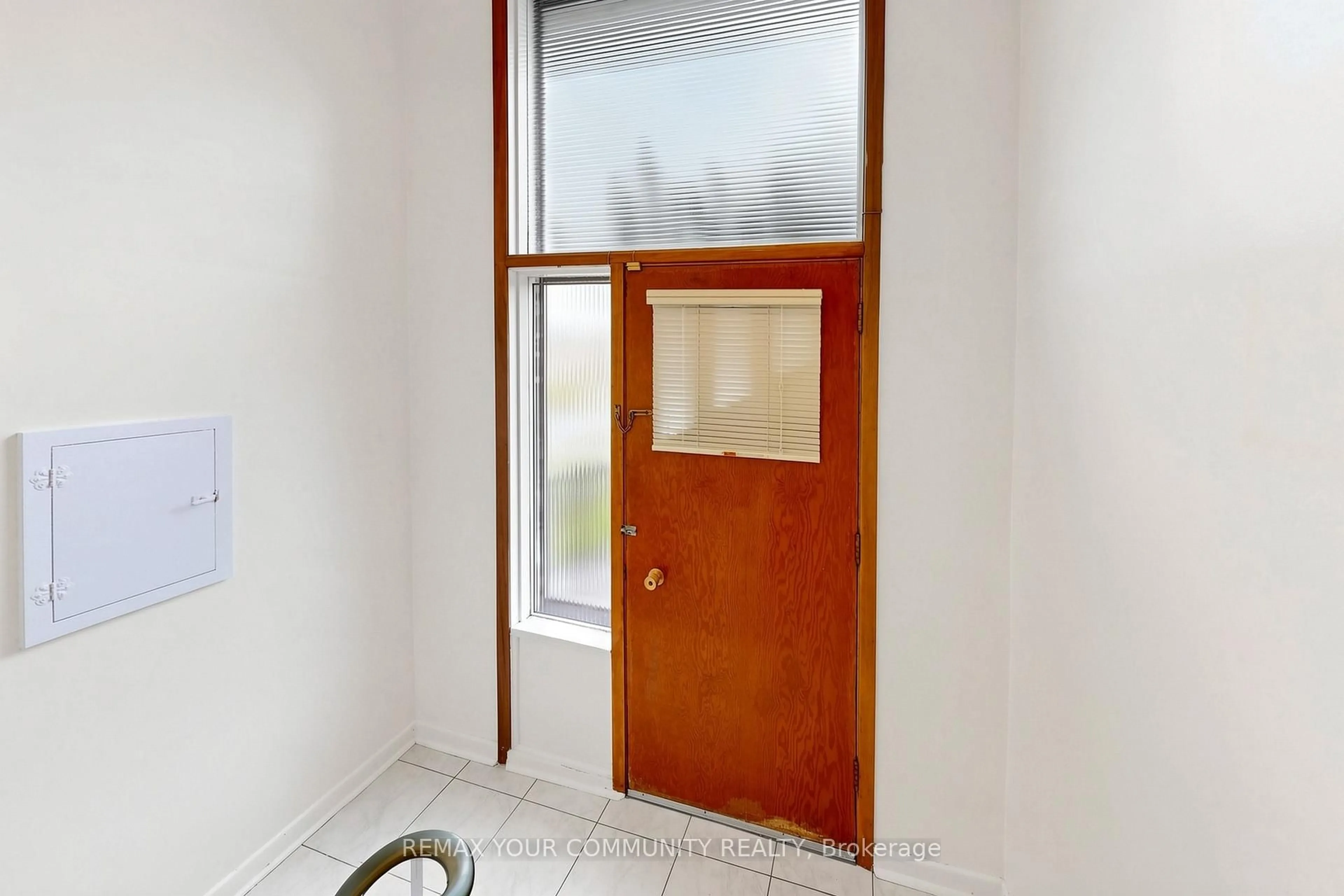 Indoor entryway for 21 Gade Dr, Toronto Ontario M3M 2K2