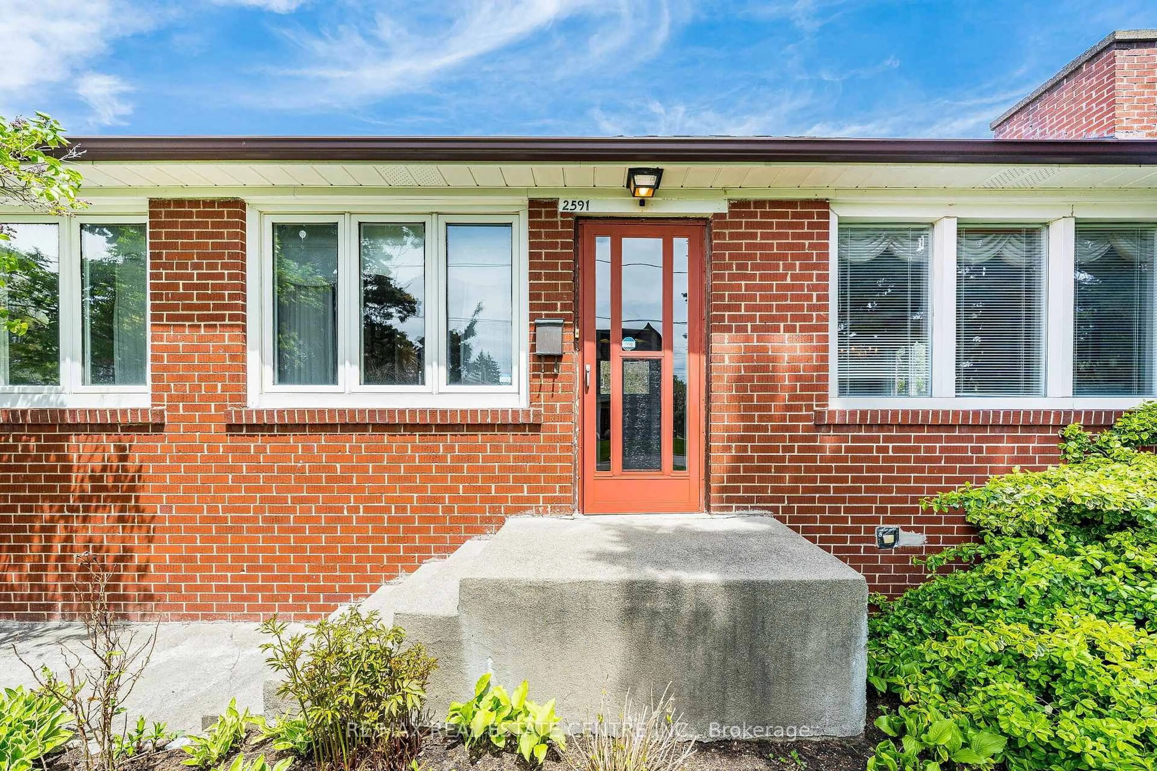 Home with brick exterior material, street for 2591 Whaley Dr, Mississauga Ontario L5B 1X1