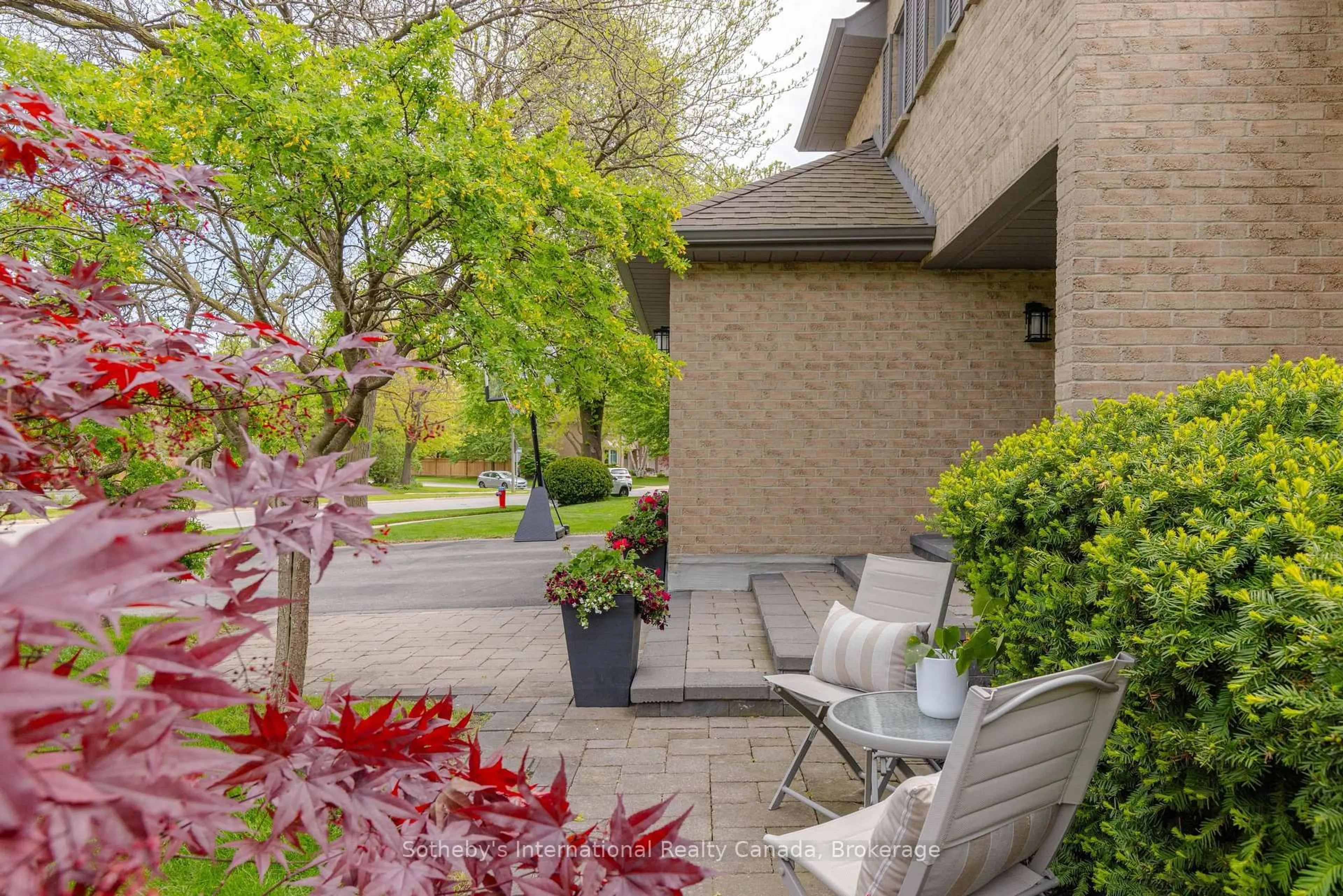 Patio, street for 456 Aspen Forest Dr, Oakville Ontario L6J 6H6