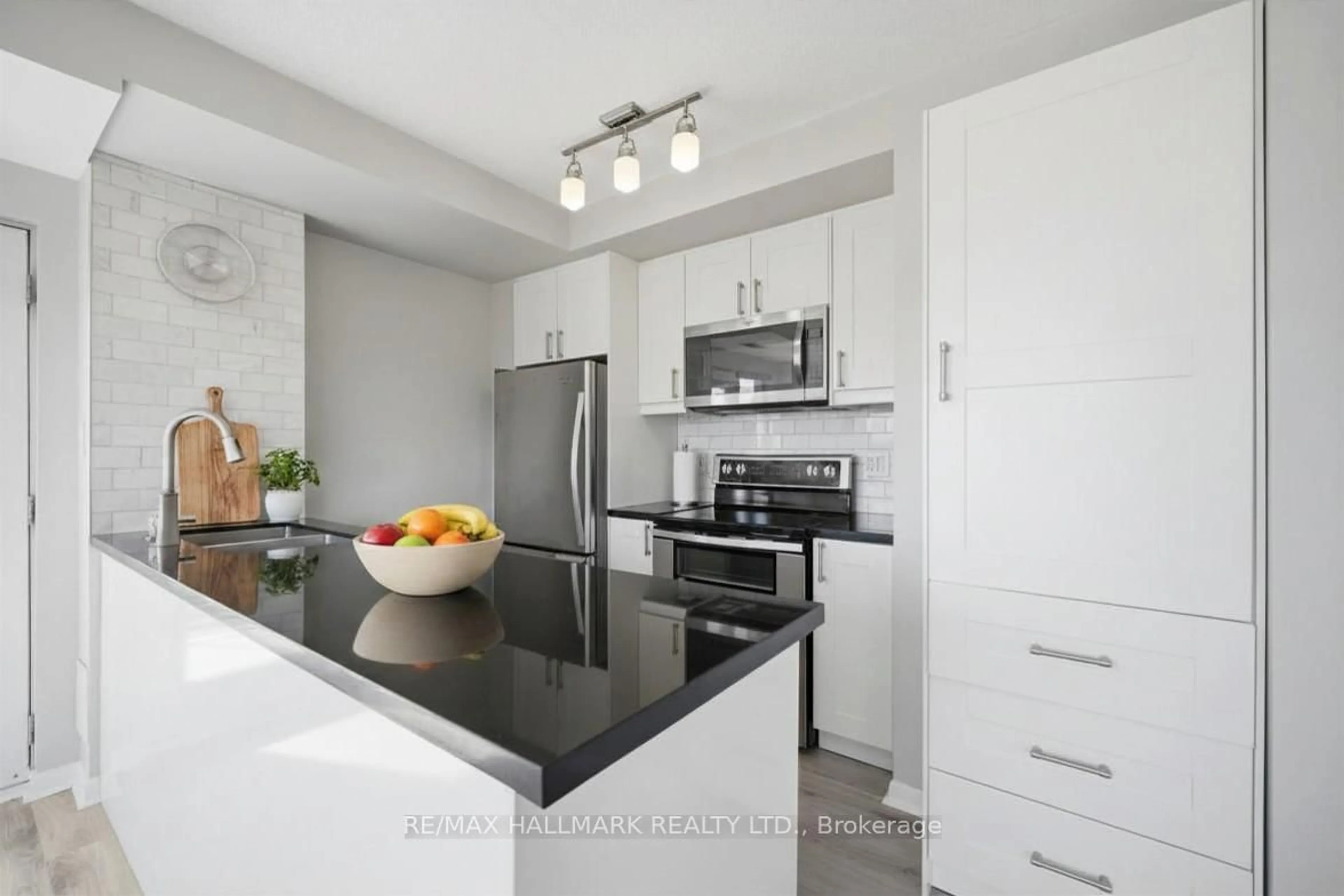 Standard kitchen, ceramic/tile floor for 2464 Weston Rd #403, Toronto Ontario M9N 0A2