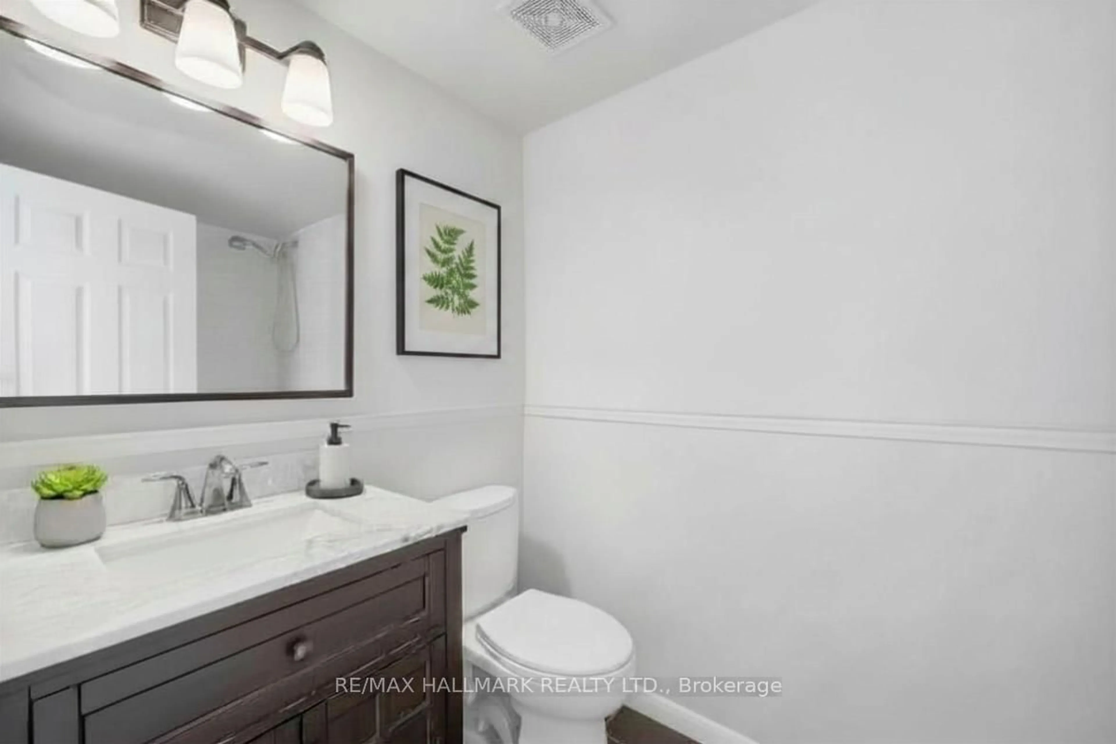 Standard bathroom, ceramic/tile floor for 2464 Weston Rd #403, Toronto Ontario M9N 0A2