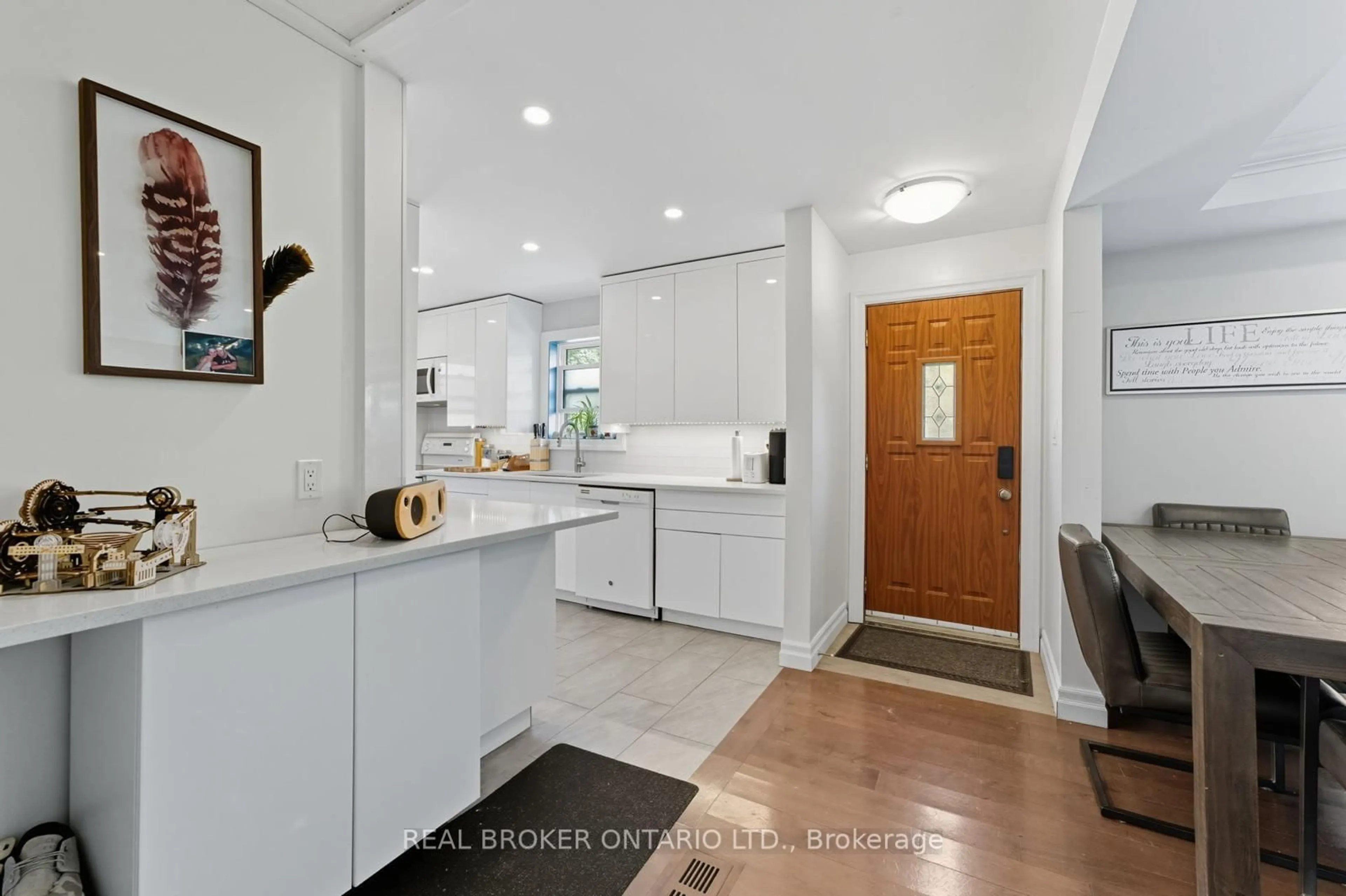 Indoor entryway for 1314 Fisher Ave, Burlington Ontario L7P 2L6