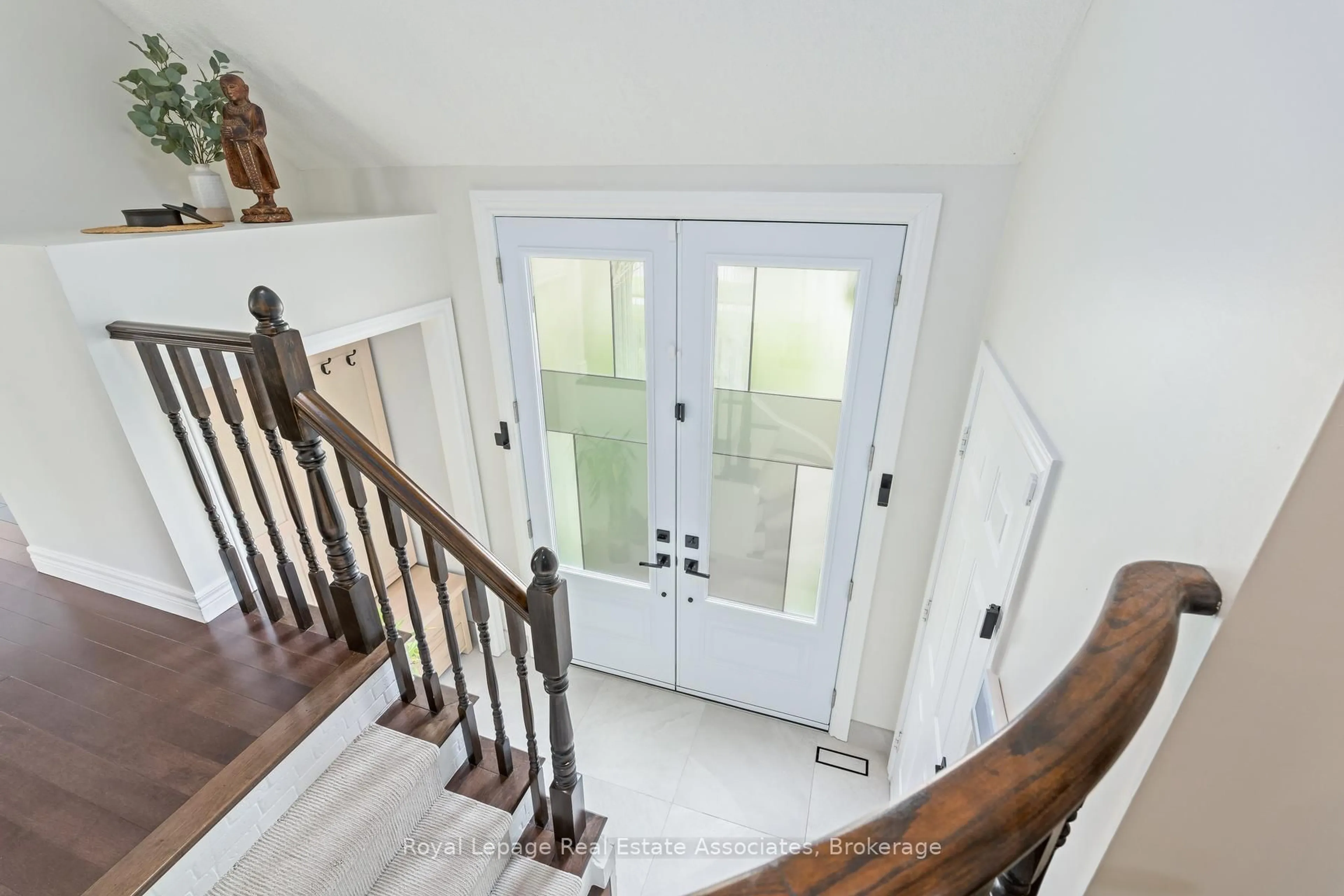 Indoor entryway for 15263 Argyll Rd, Halton Hills Ontario L7G 5N8
