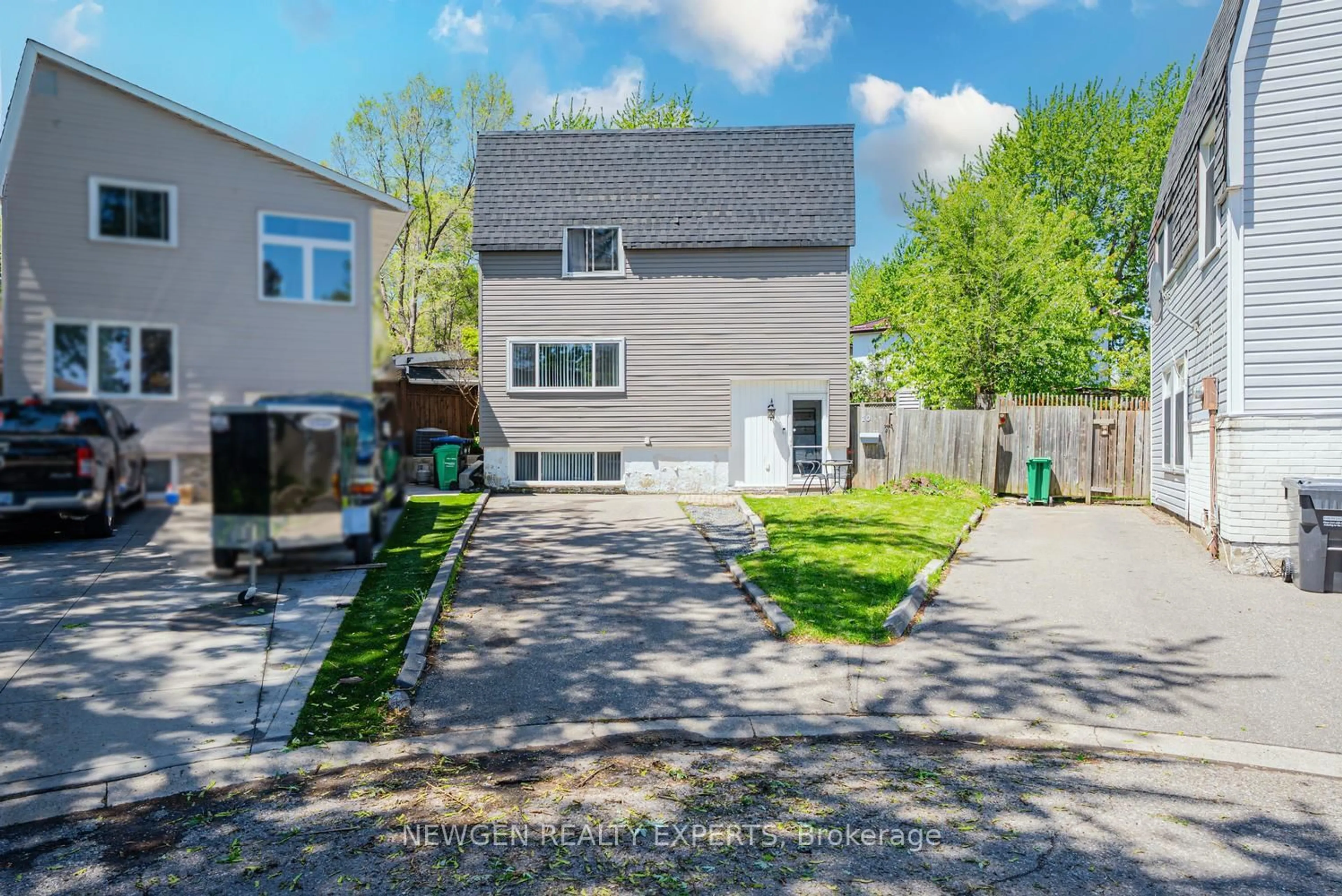 A pic from outside/outdoor area/front of a property/back of a property/a pic from drone, street for 10 Hollyhedge Crt, Brampton Ontario L6S 1R5
