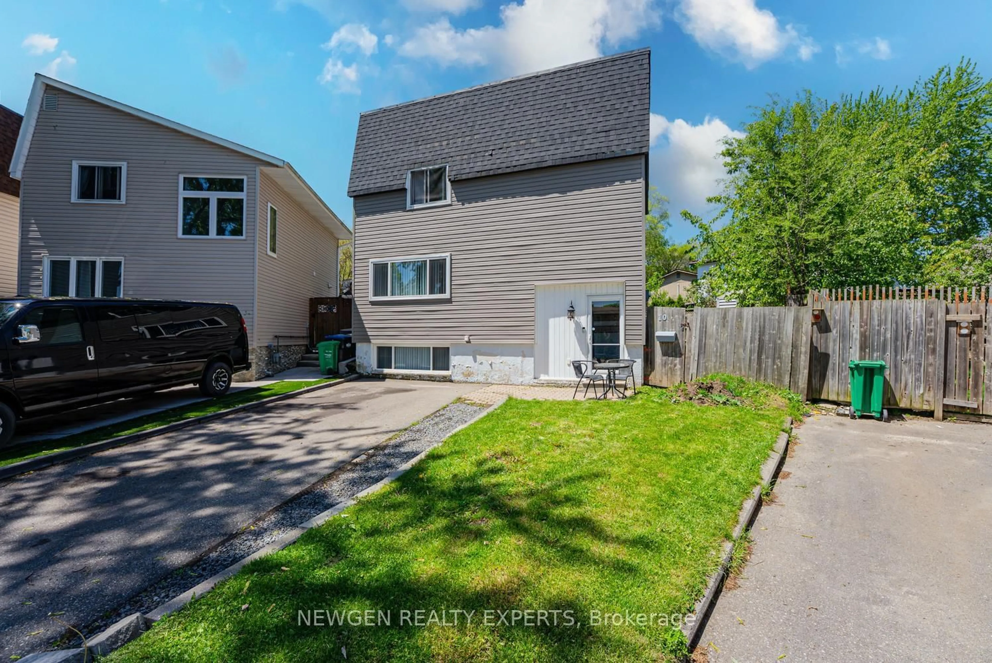 Home with vinyl exterior material, street for 10 Hollyhedge Crt, Brampton Ontario L6S 1R5