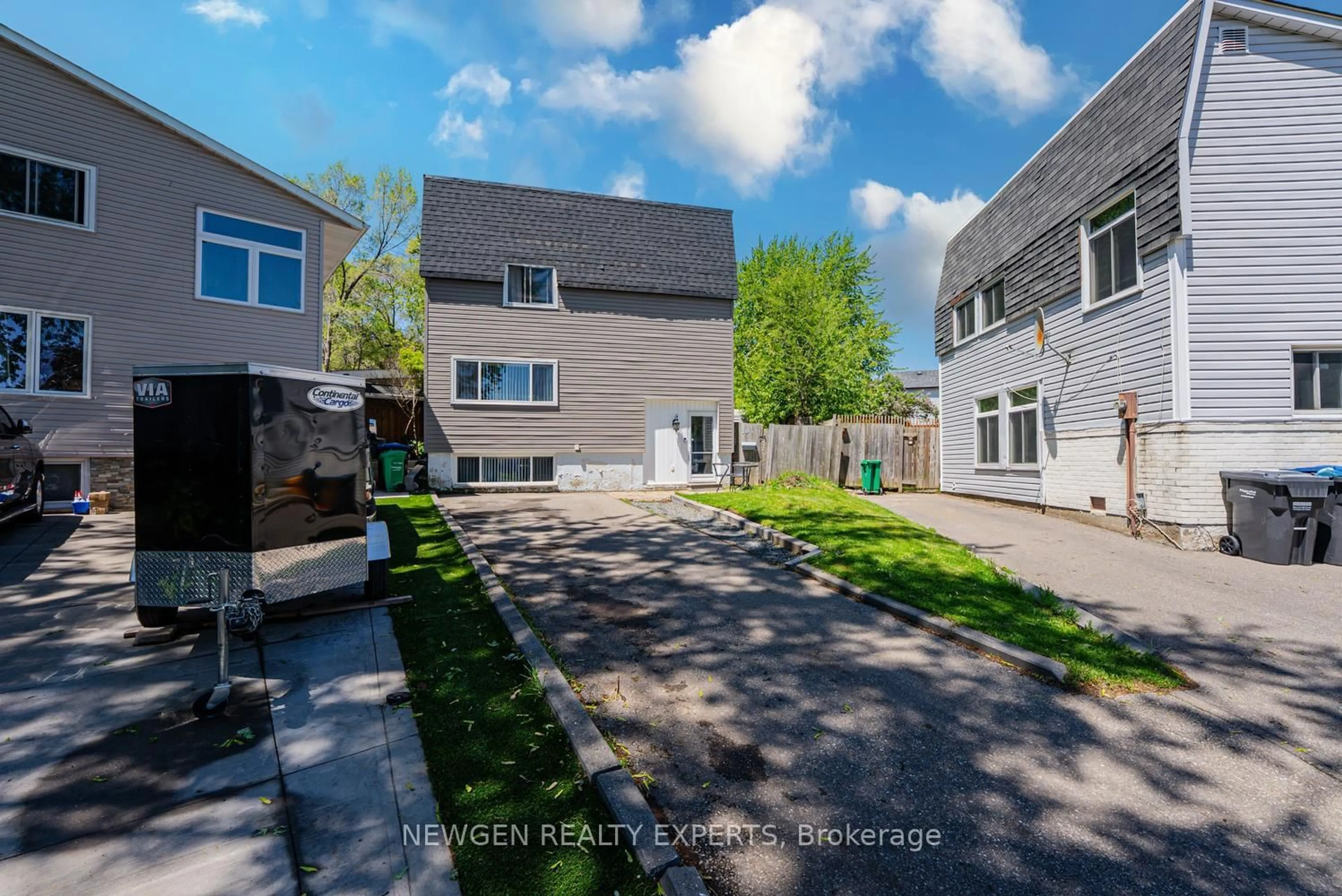 A pic from outside/outdoor area/front of a property/back of a property/a pic from drone, street for 10 Hollyhedge Crt, Brampton Ontario L6S 1R5