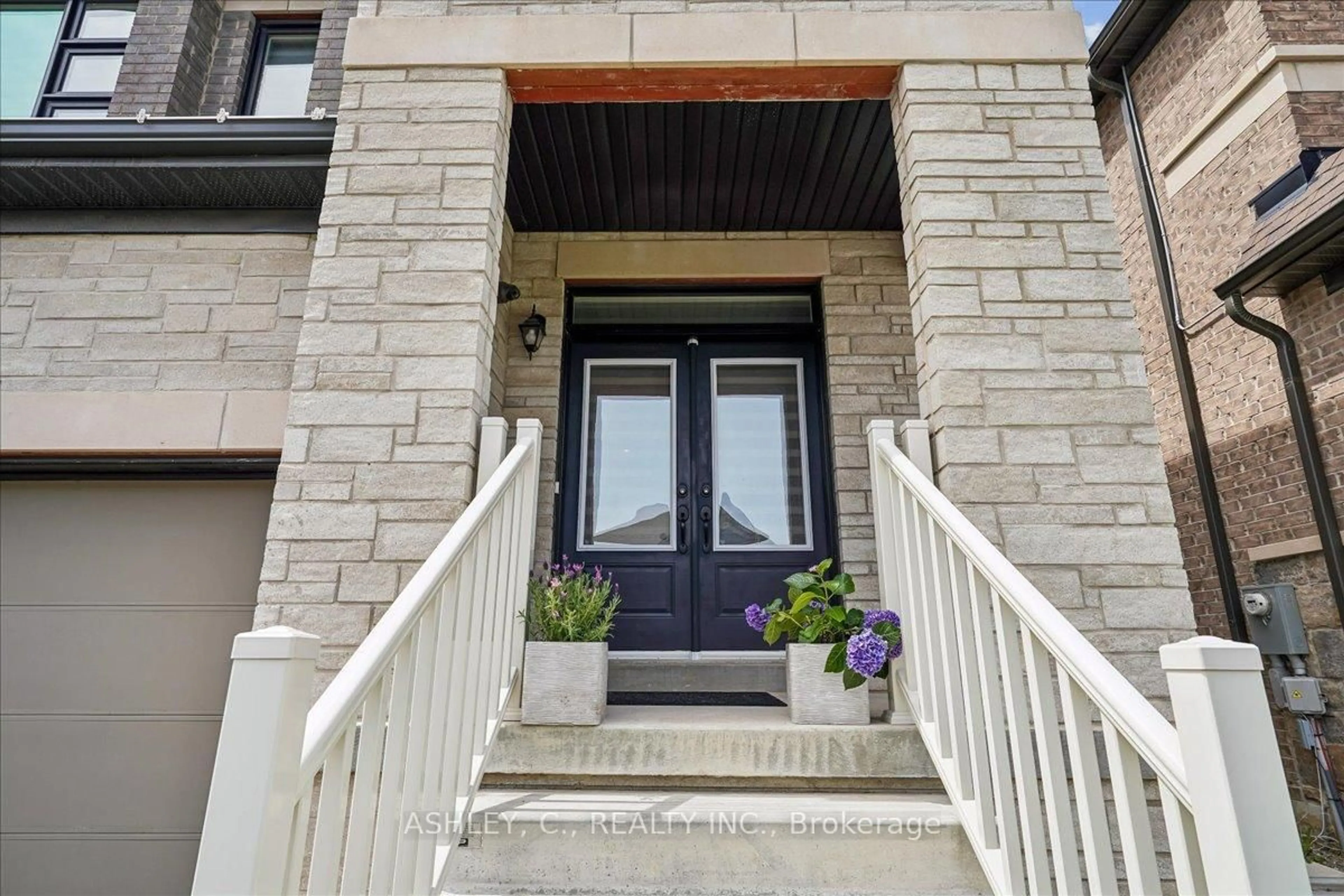 Indoor entryway for 14 Trellanock Rd, Brampton Ontario L6Y 6K8