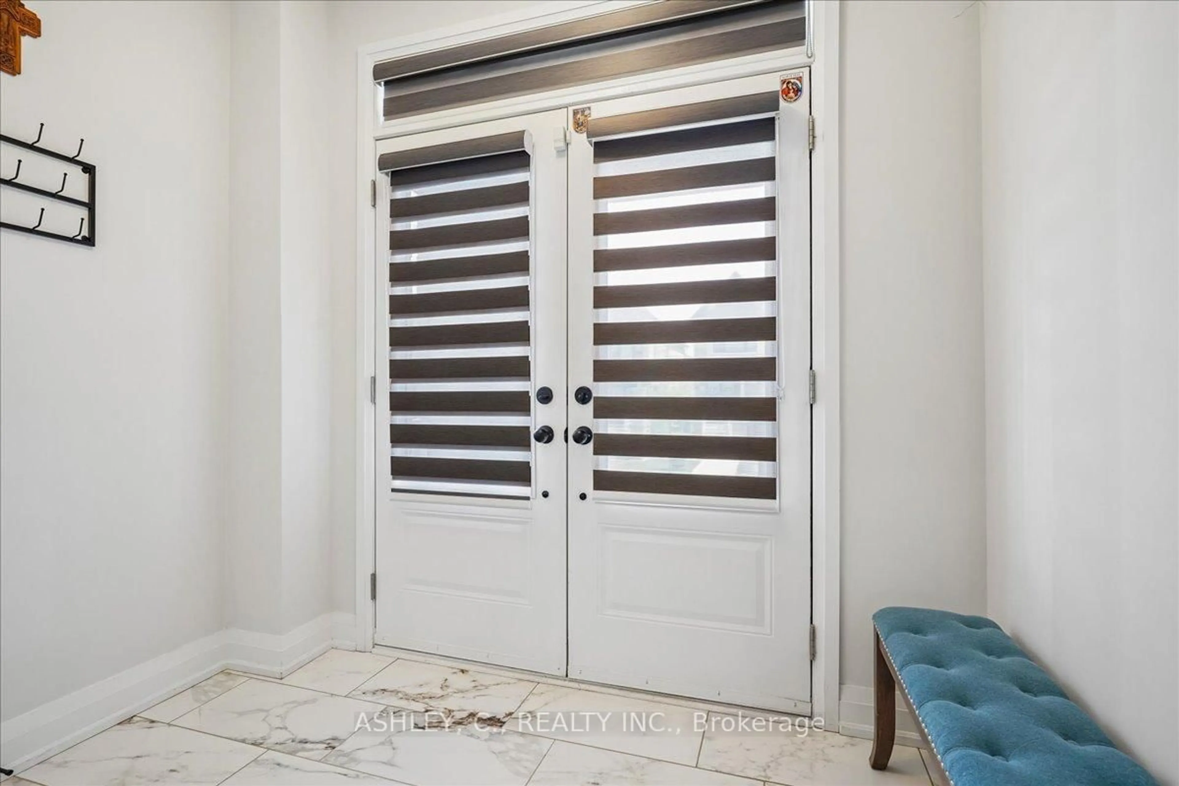 Indoor entryway for 14 Trellanock Rd, Brampton Ontario L6Y 6K8