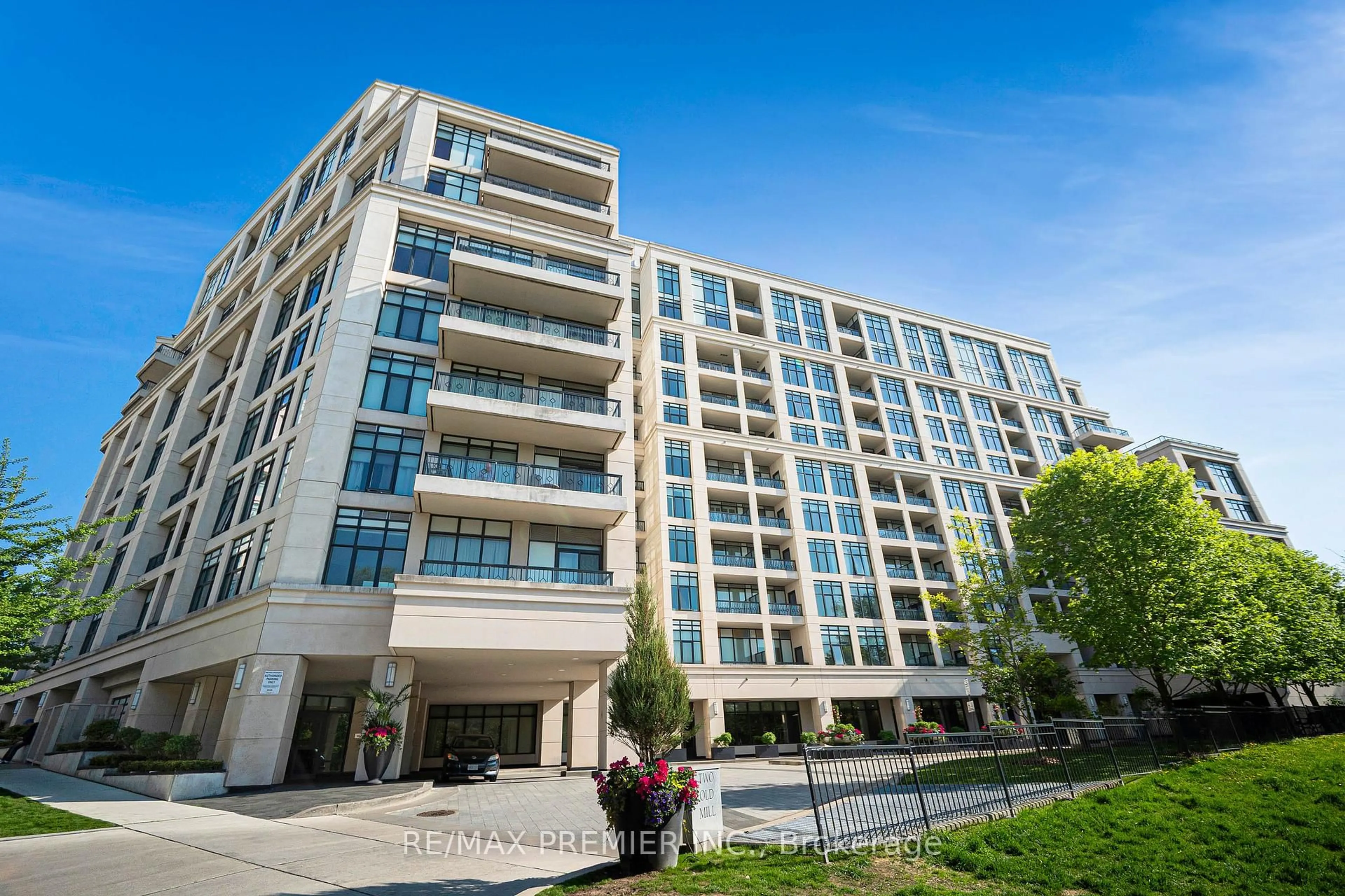 Patio, building for 2 Old Mill Dr #810, Toronto Ontario M6S 1R7