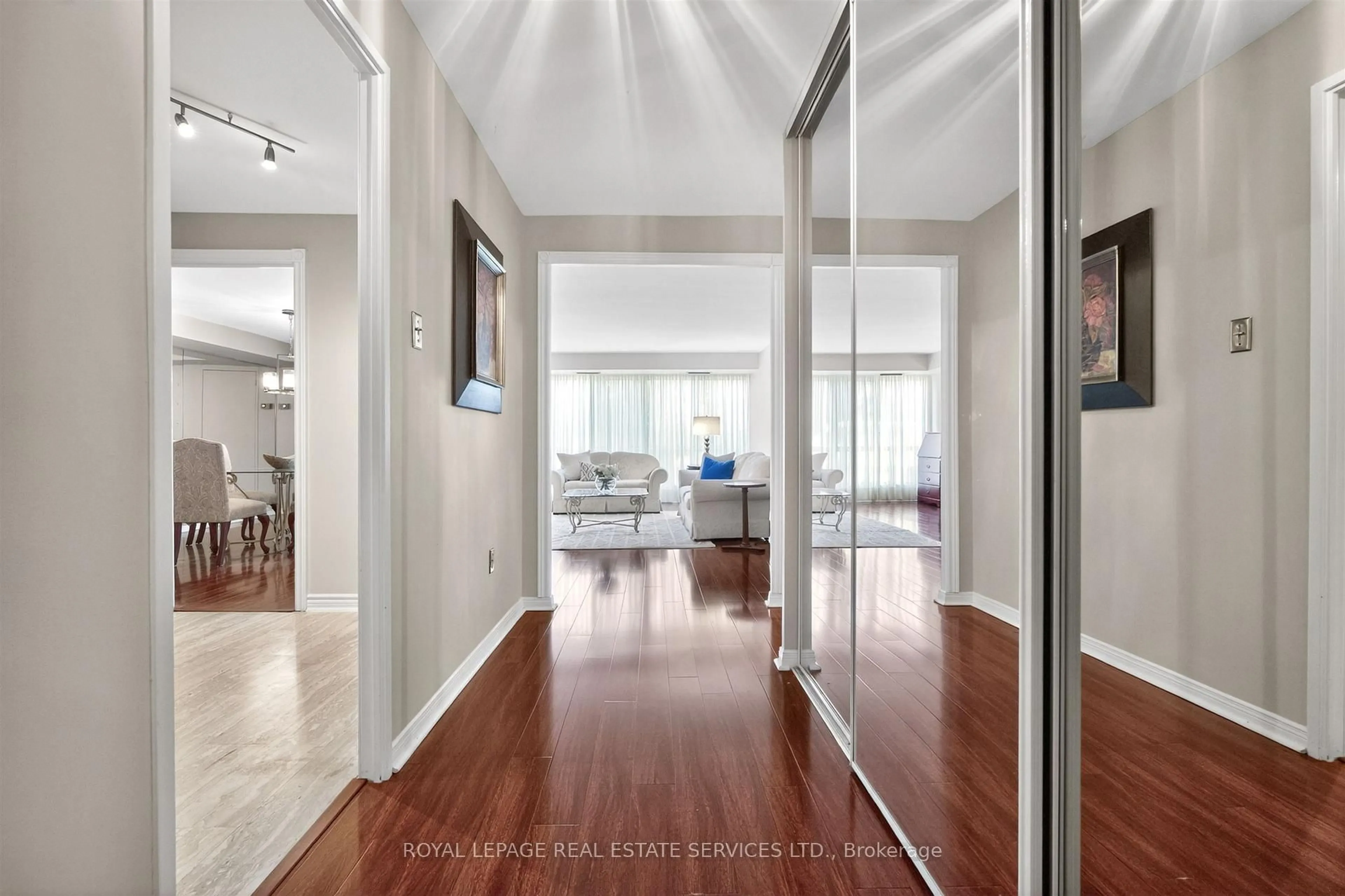 Indoor foyer for 1400 Dixie Rd #110, Mississauga Ontario L5E 3E1