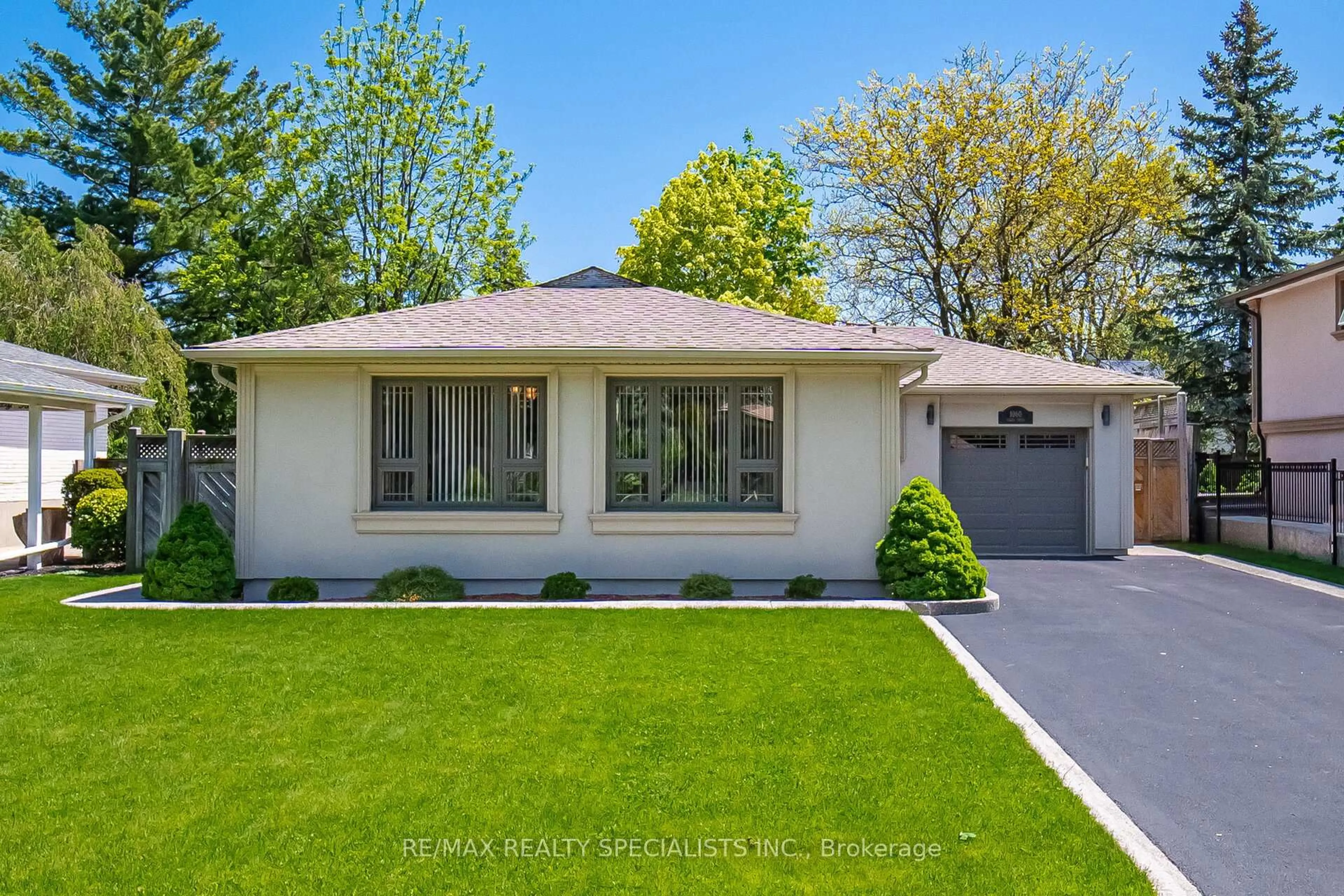 Home with vinyl exterior material, street for 1060 Argus Dr, Mississauga Ontario L4Y 2L8
