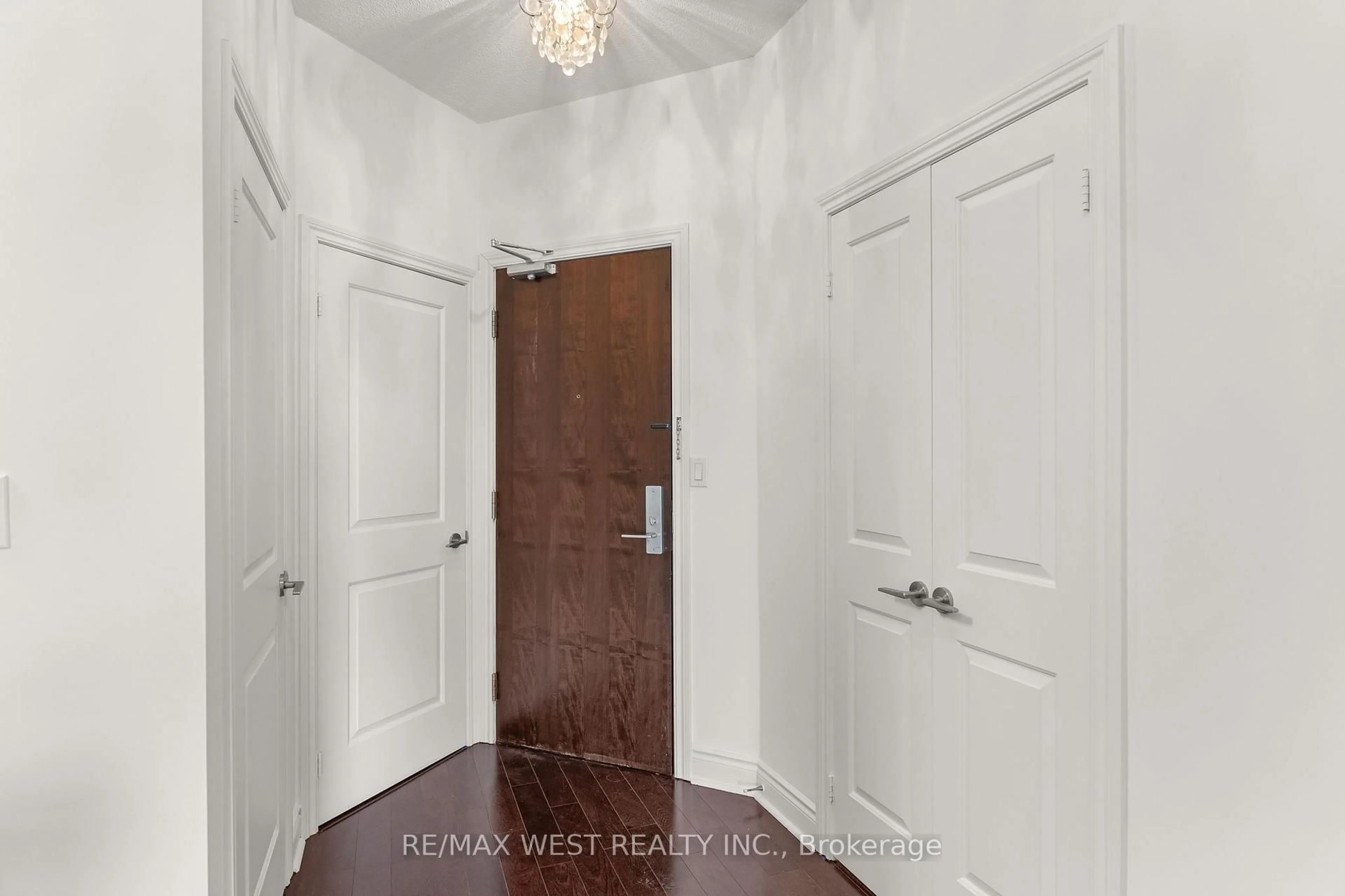 Indoor entryway for 25 Earlington Ave #511, Toronto Ontario M8X 3A3