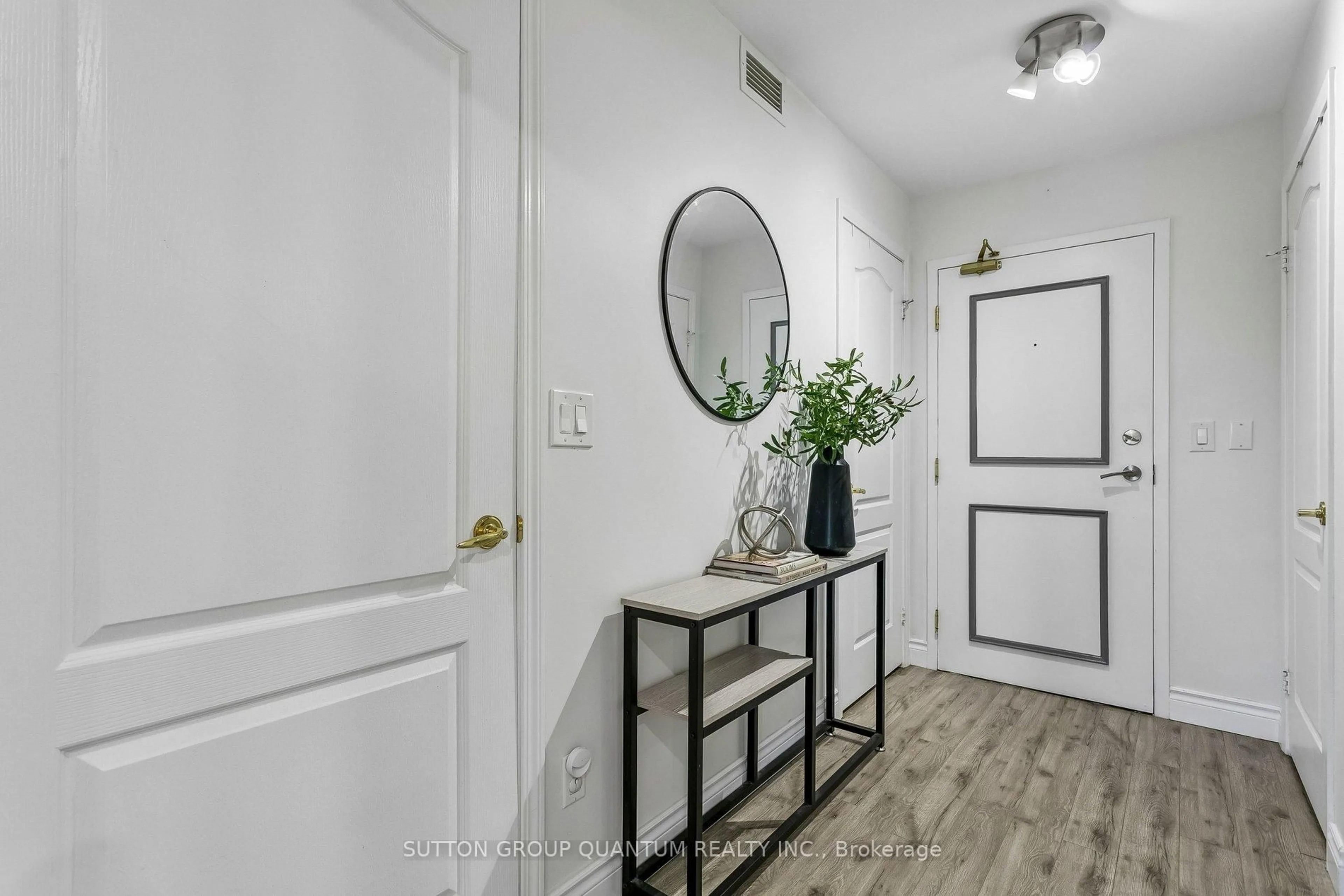 Indoor entryway for 1150 PARKWEST Pl #307, Mississauga Ontario L5E 3K4