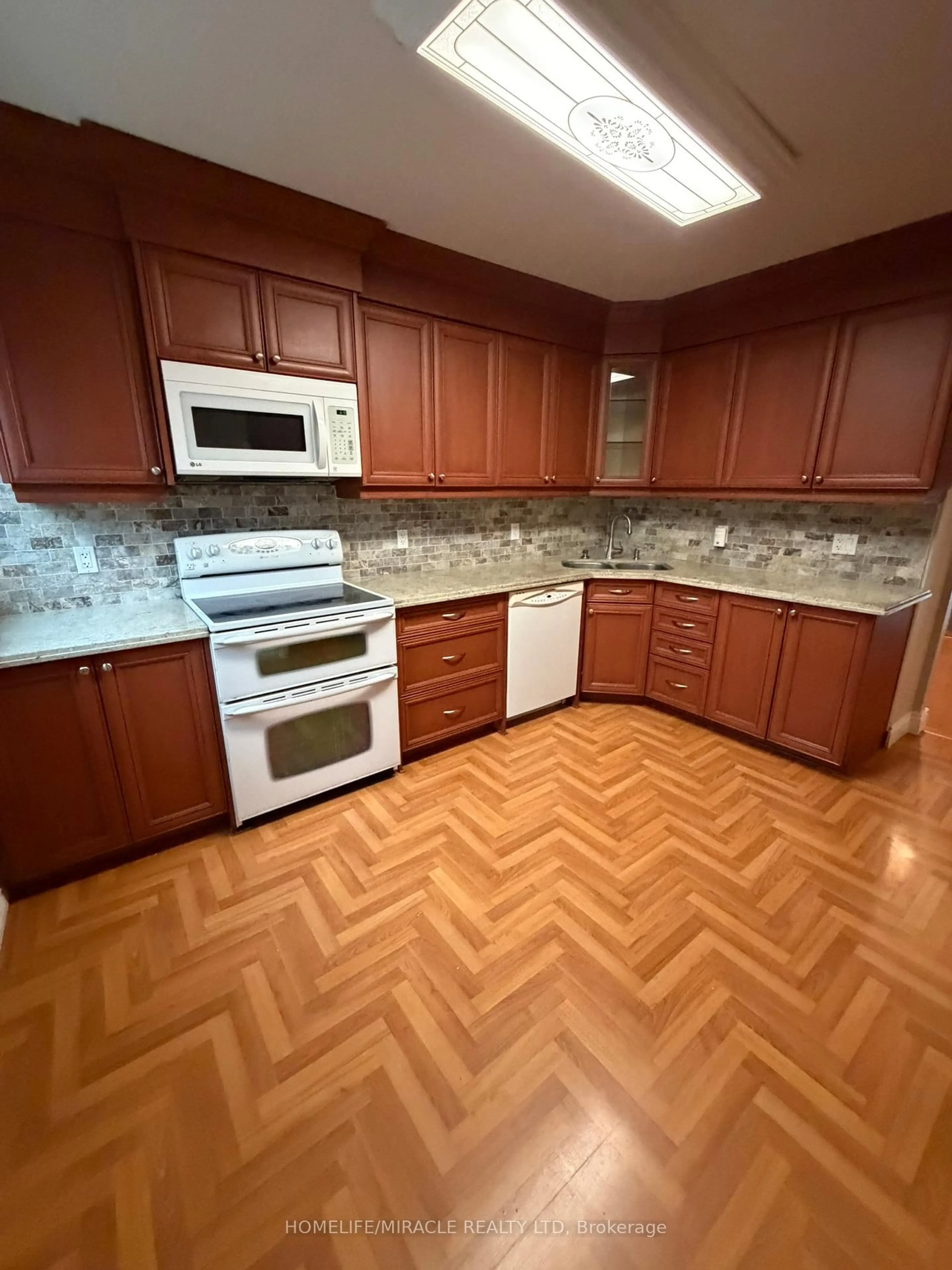 Standard kitchen, ceramic/tile floor for 400 Bloor St #58, Mississauga Ontario L5A 3M8