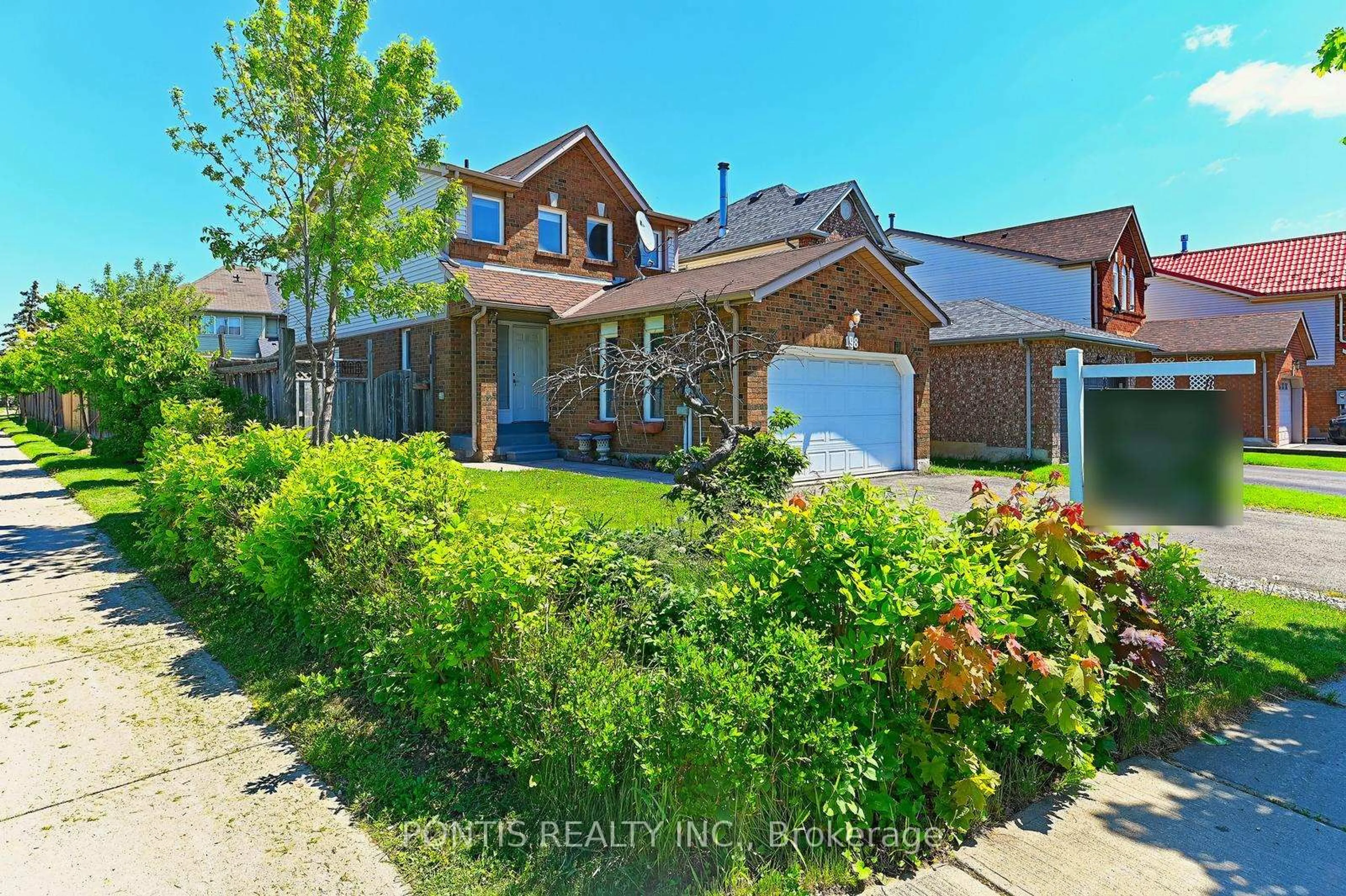 A pic from outside/outdoor area/front of a property/back of a property/a pic from drone, street for 198 MOFFATT Ave, Brampton Ontario L6Y 4R3
