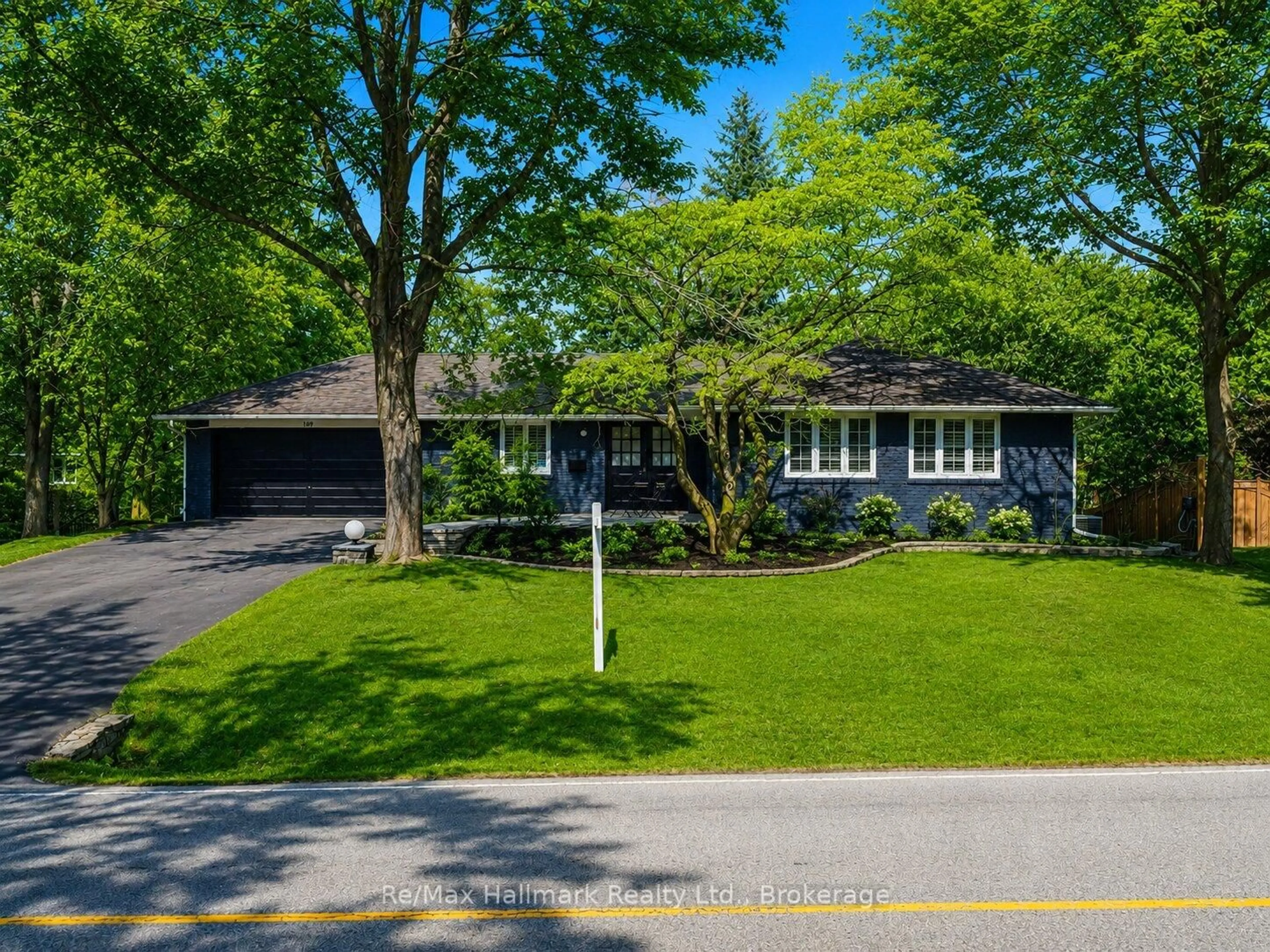 A pic from outside/outdoor area/front of a property/back of a property/a pic from drone, street for 169 Morrison Rd, Oakville Ontario L6J 4J3