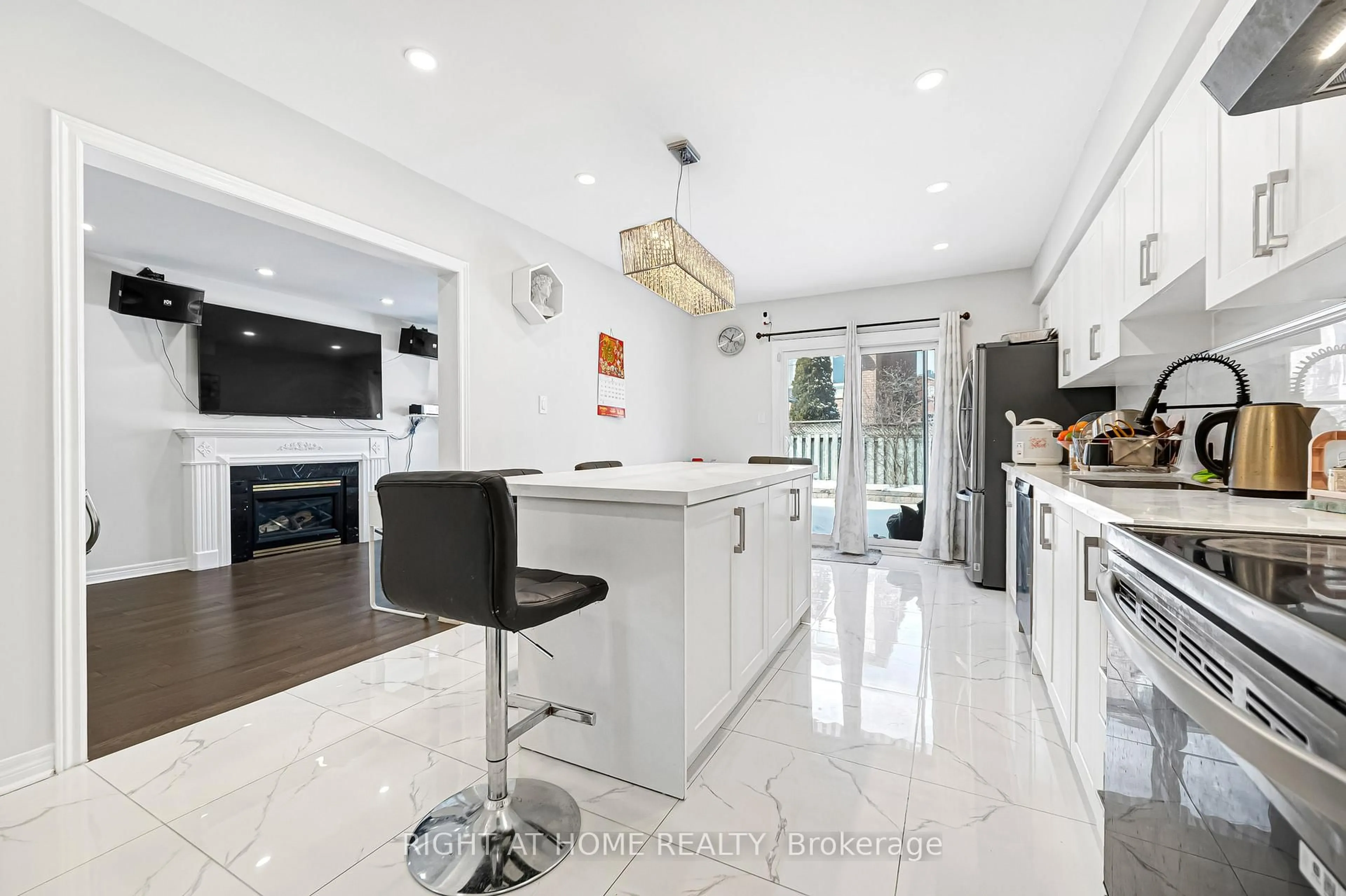 Open concept kitchen, ceramic/tile floor for 601 Claymeadow Ave, Mississauga Ontario L5B 4H7
