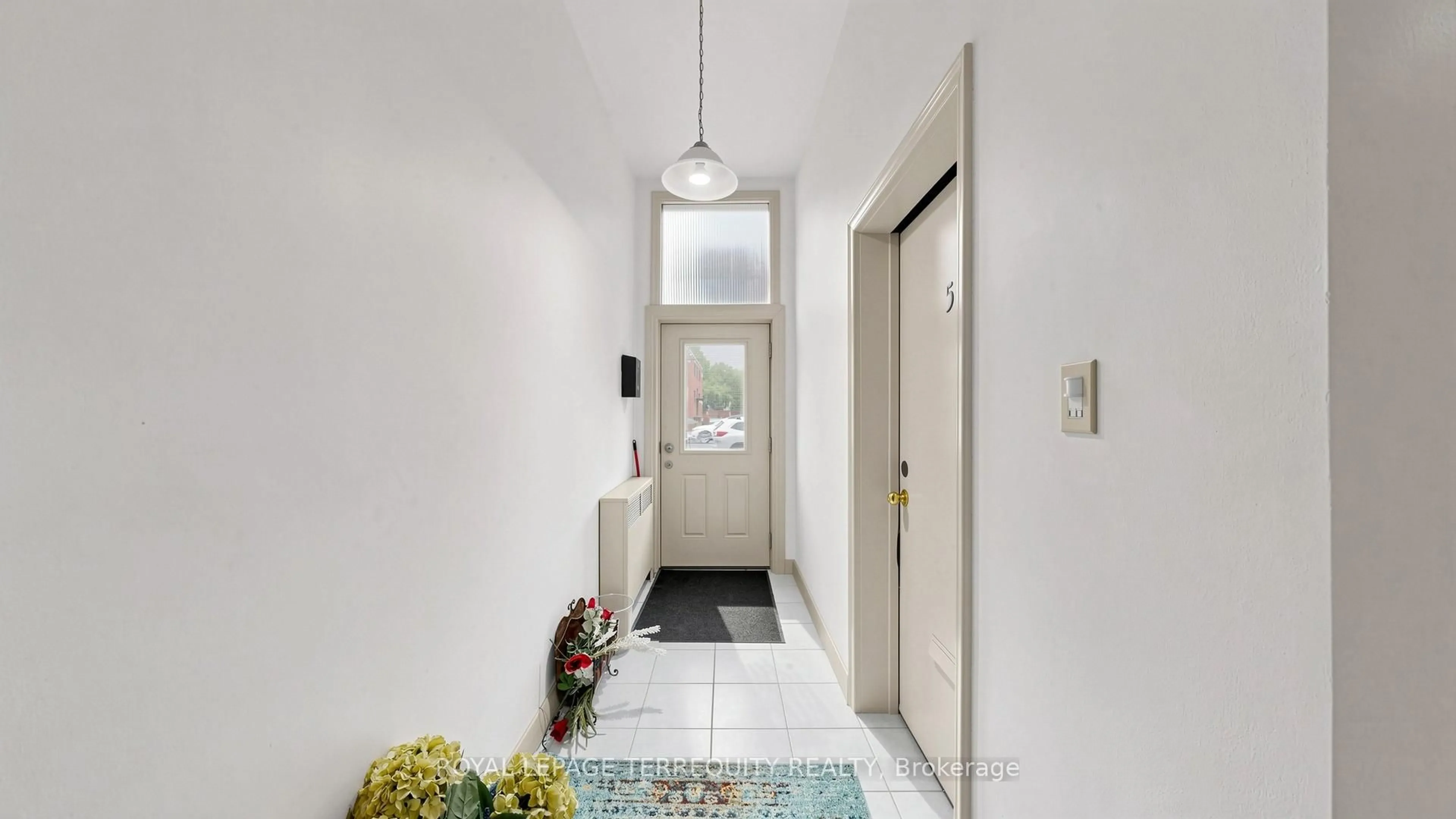 Indoor entryway for 321 Lakeshore Rd, Mississauga Ontario L5G 1H3